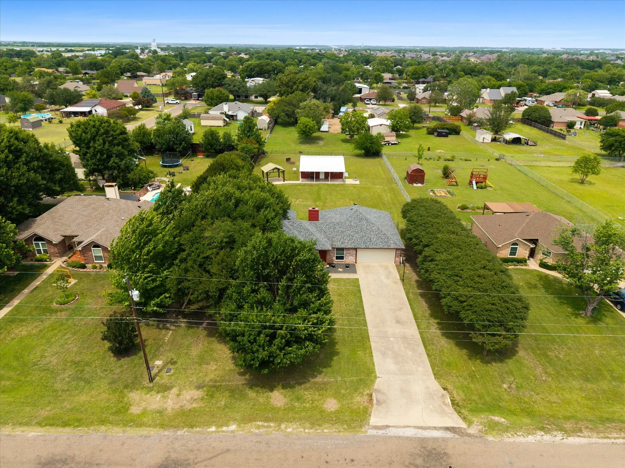 Single Family Residence For Sale in Ellis County , 303 Anita Lane, Waxahachie, Texas 75165, 4 Bedroom, 4 Bathroom, 2 Garage spaces, 2,095 Sqft, built in 1993, mls#21276981, Real Estate Agent in Waxahachie, Homes For Sale in Ellis county, Homes For Sale in Waxahachie, Realtor in Waxahachie Texas, Real Estate Brokerage Independent Realty Texas, Luminita Cordes Realtor