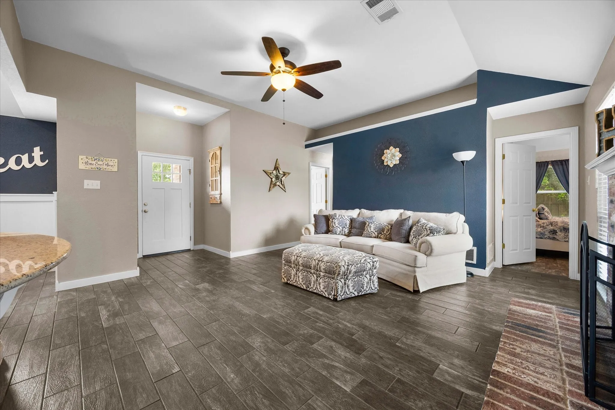 Single Family Residence For Sale in Ellis County , 303 Anita Lane, Waxahachie, Texas 75165, 4 Bedroom, 4 Bathroom, 2 Garage spaces, 2,095 Sqft, built in 1993, mls#21276981, Real Estate Agent in Waxahachie, Homes For Sale in Ellis county, Homes For Sale in Waxahachie, Realtor in Waxahachie Texas, Real Estate Brokerage Independent Realty Texas, Luminita Cordes Realtor