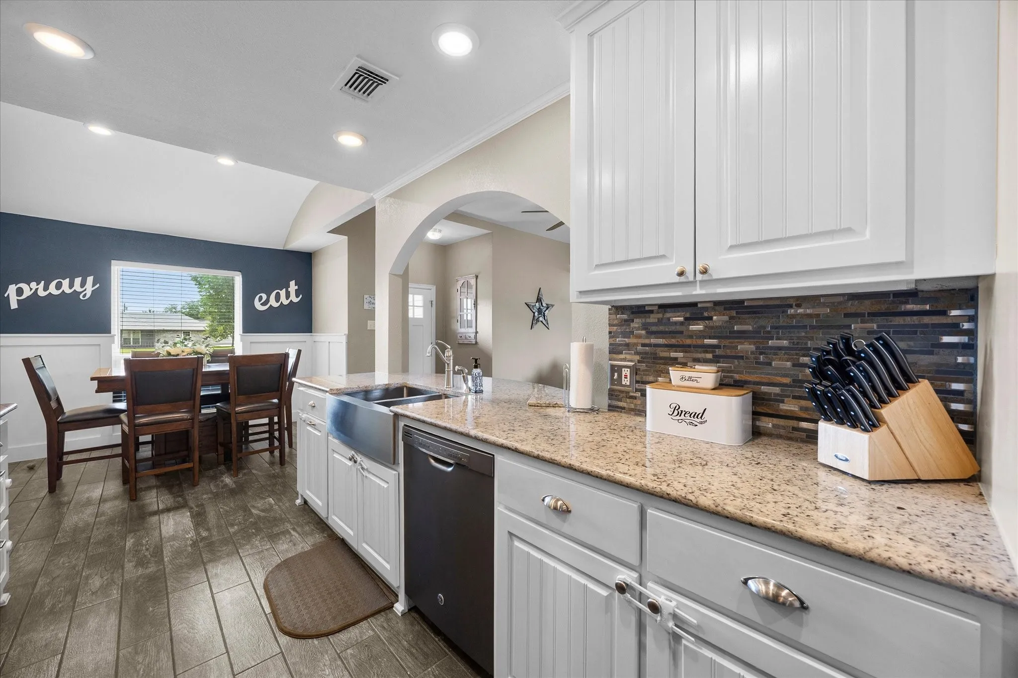 Single Family Residence For Sale in Ellis County , 303 Anita Lane, Waxahachie, Texas 75165, 4 Bedroom, 4 Bathroom, 2 Garage spaces, 2,095 Sqft, built in 1993, mls#21276981, Real Estate Agent in Waxahachie, Homes For Sale in Ellis county, Homes For Sale in Waxahachie, Realtor in Waxahachie Texas, Real Estate Brokerage Independent Realty Texas, Luminita Cordes Realtor