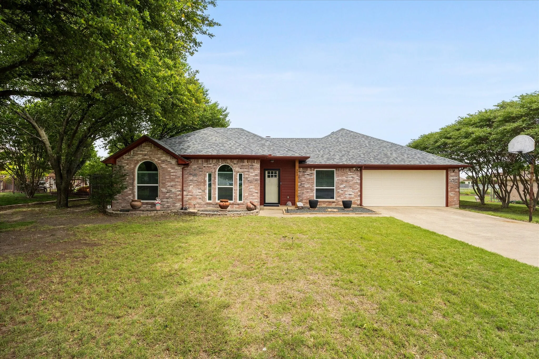 Single Family Residence For Sale in Ellis County , 303 Anita Lane, Waxahachie, Texas 75165, 4 Bedroom, 4 Bathroom, 2 Garage spaces, 2,095 Sqft, built in 1993, mls#21276981, Real Estate Agent in Waxahachie, Homes For Sale in Ellis county, Homes For Sale in Waxahachie, Realtor in Waxahachie Texas, Real Estate Brokerage Independent Realty Texas, Luminita Cordes Realtor