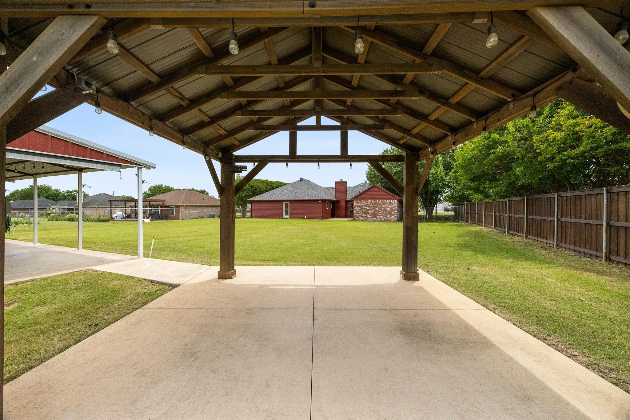 Single Family Residence For Sale in Ellis County , 303 Anita Lane, Waxahachie, Texas 75165, 4 Bedroom, 4 Bathroom, 2 Garage spaces, 2,095 Sqft, built in 1993, mls#21276981, Real Estate Agent in Waxahachie, Homes For Sale in Ellis county, Homes For Sale in Waxahachie, Realtor in Waxahachie Texas, Real Estate Brokerage Independent Realty Texas, Luminita Cordes Realtor