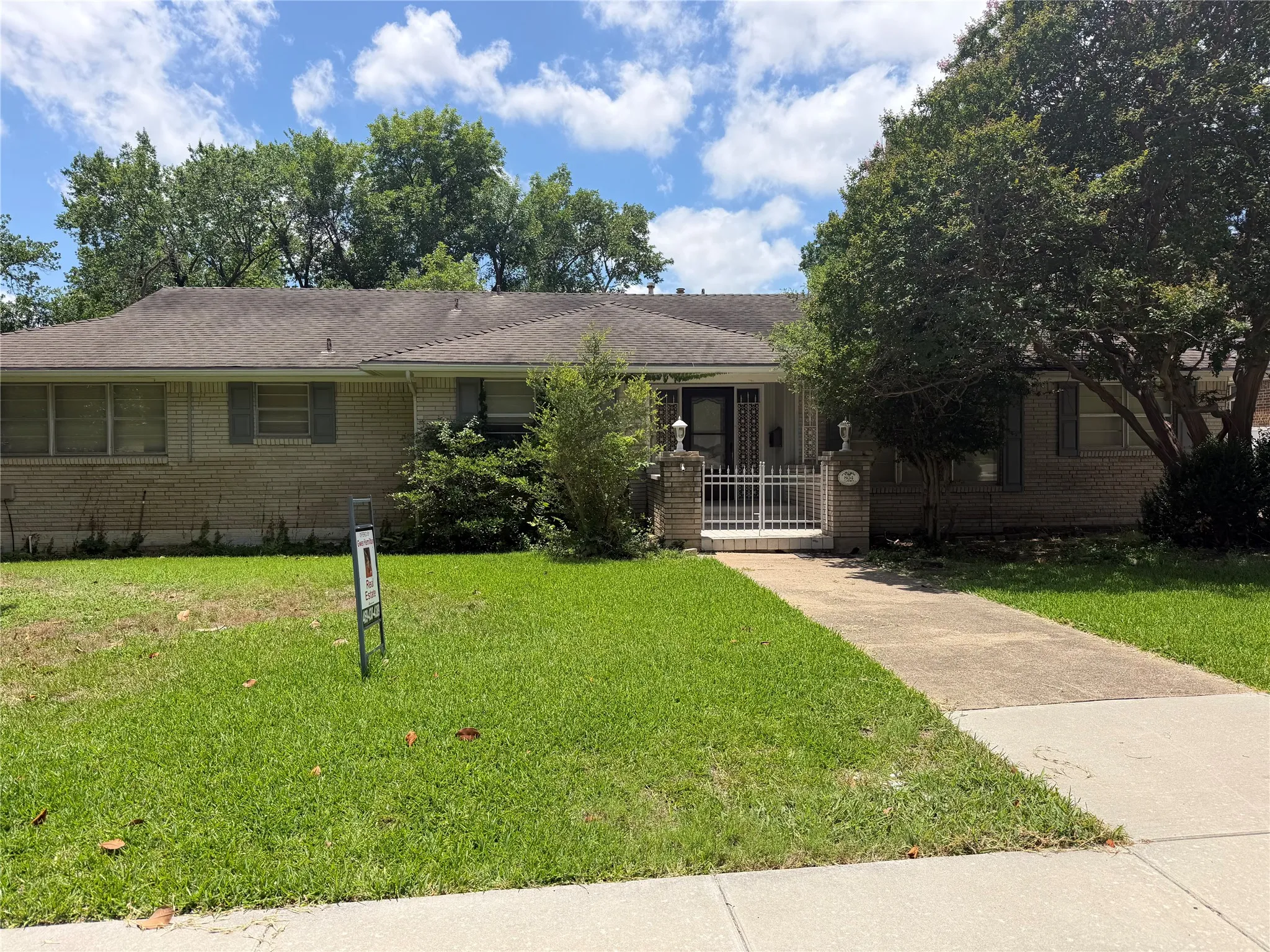 Single Family Residence For Sale in Dallas County , 804 Carroll Drive, Garland, Texas 75041, 5 Bedroom, 3 Bathroom, 3 Garage spaces, 3,420 Sqft, built in 1966, mls#21279426, Real Estate Agent in Garland, Homes For Sale in Dallas county, Homes For Sale in Garland, Realtor in Garland Texas, Real Estate Brokerage Independent Realty Texas, Luminita Cordes Realtor