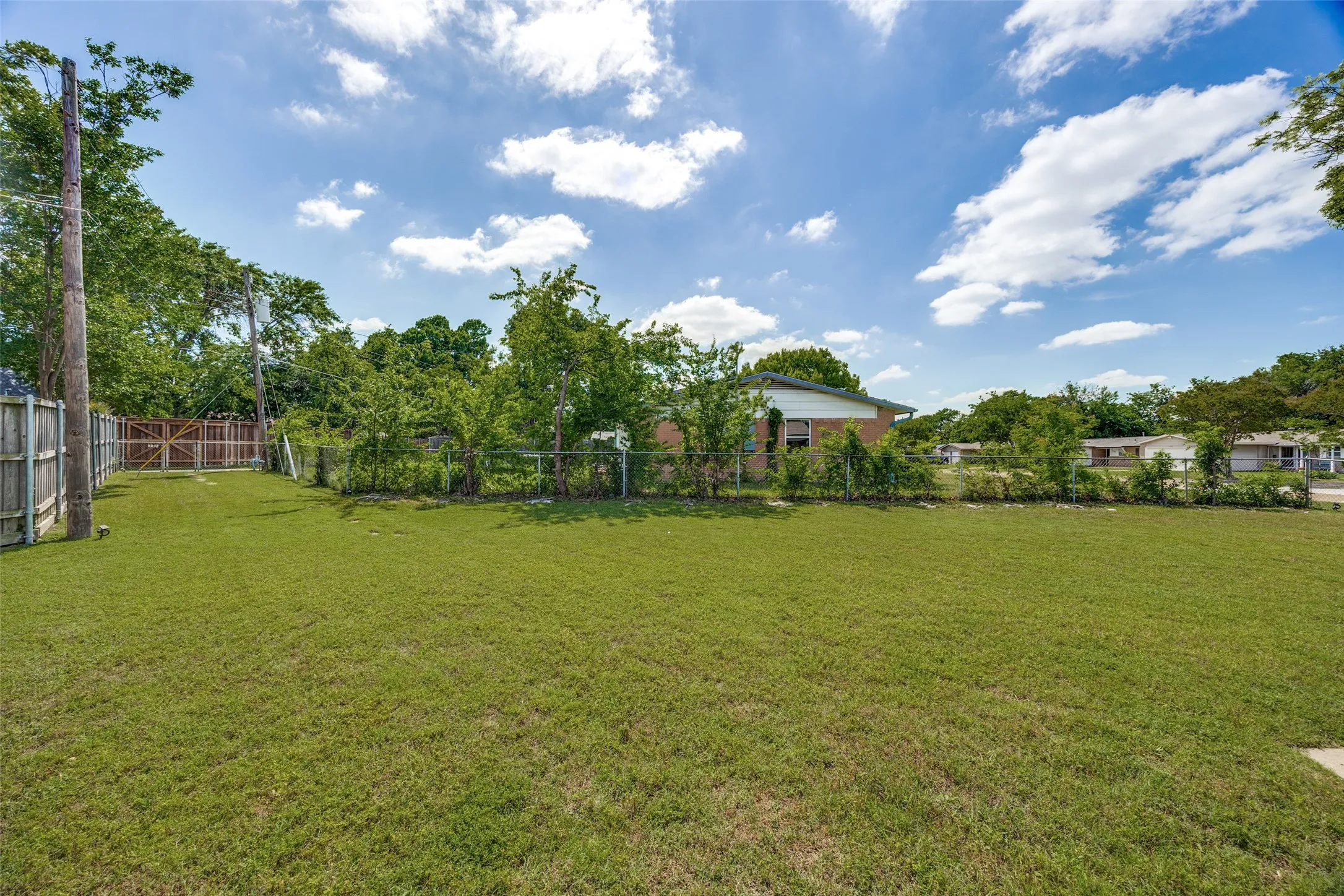 Single Family Residence For Sale in Dallas County , 1413 Lorrie Drive, Richardson, Texas 75080, 3 Bedroom, 2 Bathroom, 1 Garage spaces, 1,239 Sqft, built in 1963, mls#21278747, Real Estate Agent in Richardson, Homes For Sale in Dallas county, Homes For Sale in Richardson, Realtor in Richardson Texas, Real Estate Brokerage Independent Realty Texas, Luminita Cordes Realtor