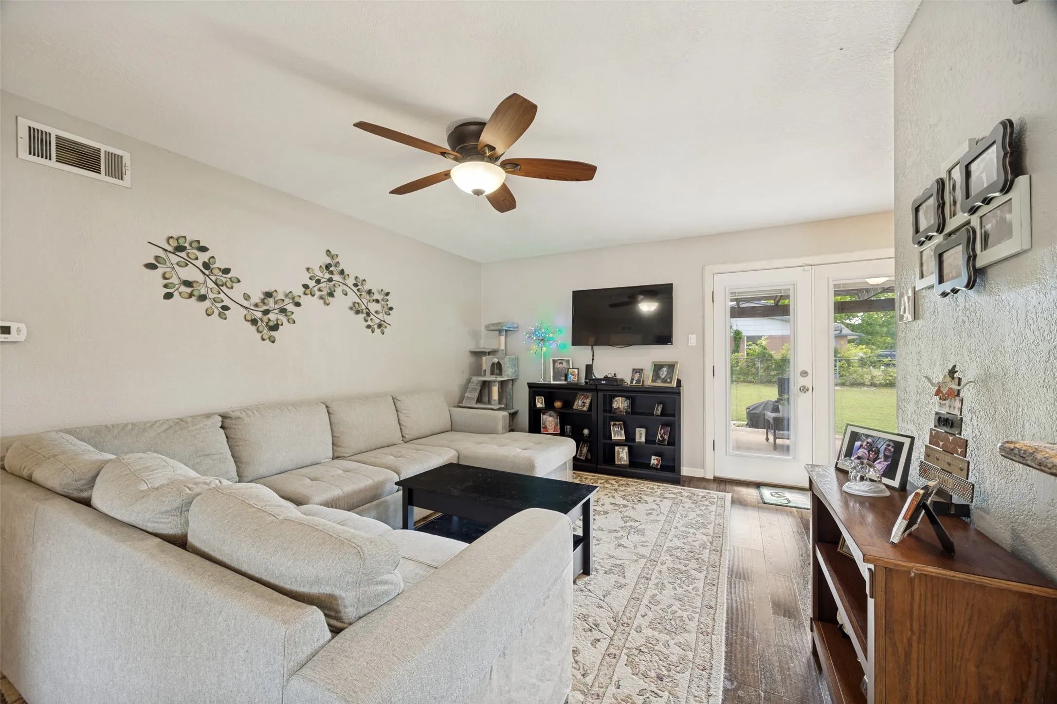 Single Family Residence For Sale in Dallas County , 1413 Lorrie Drive, Richardson, Texas 75080, 3 Bedroom, 2 Bathroom, 1 Garage spaces, 1,239 Sqft, built in 1963, mls#21278747, Real Estate Agent in Richardson, Homes For Sale in Dallas county, Homes For Sale in Richardson, Realtor in Richardson Texas, Real Estate Brokerage Independent Realty Texas, Luminita Cordes Realtor
