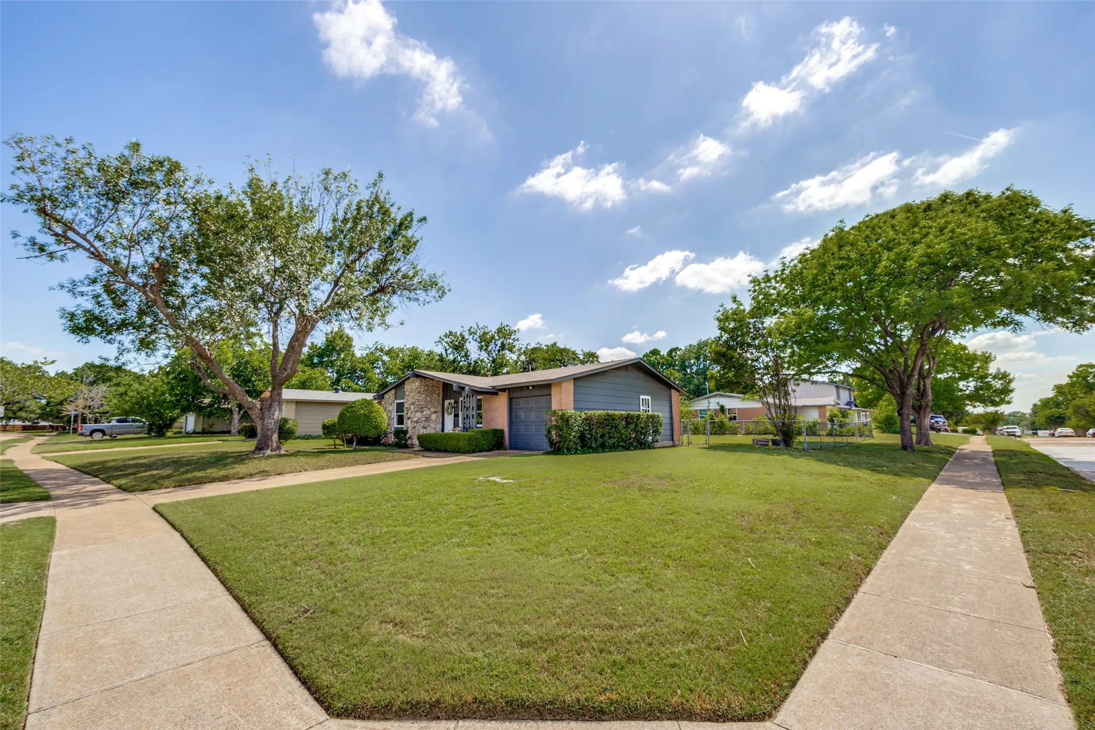 Single Family Residence For Sale in Dallas County , 1413 Lorrie Drive, Richardson, Texas 75080, 3 Bedroom, 2 Bathroom, 1 Garage spaces, 1,239 Sqft, built in 1963, mls#21278747, Real Estate Agent in Richardson, Homes For Sale in Dallas county, Homes For Sale in Richardson, Realtor in Richardson Texas, Real Estate Brokerage Independent Realty Texas, Luminita Cordes Realtor