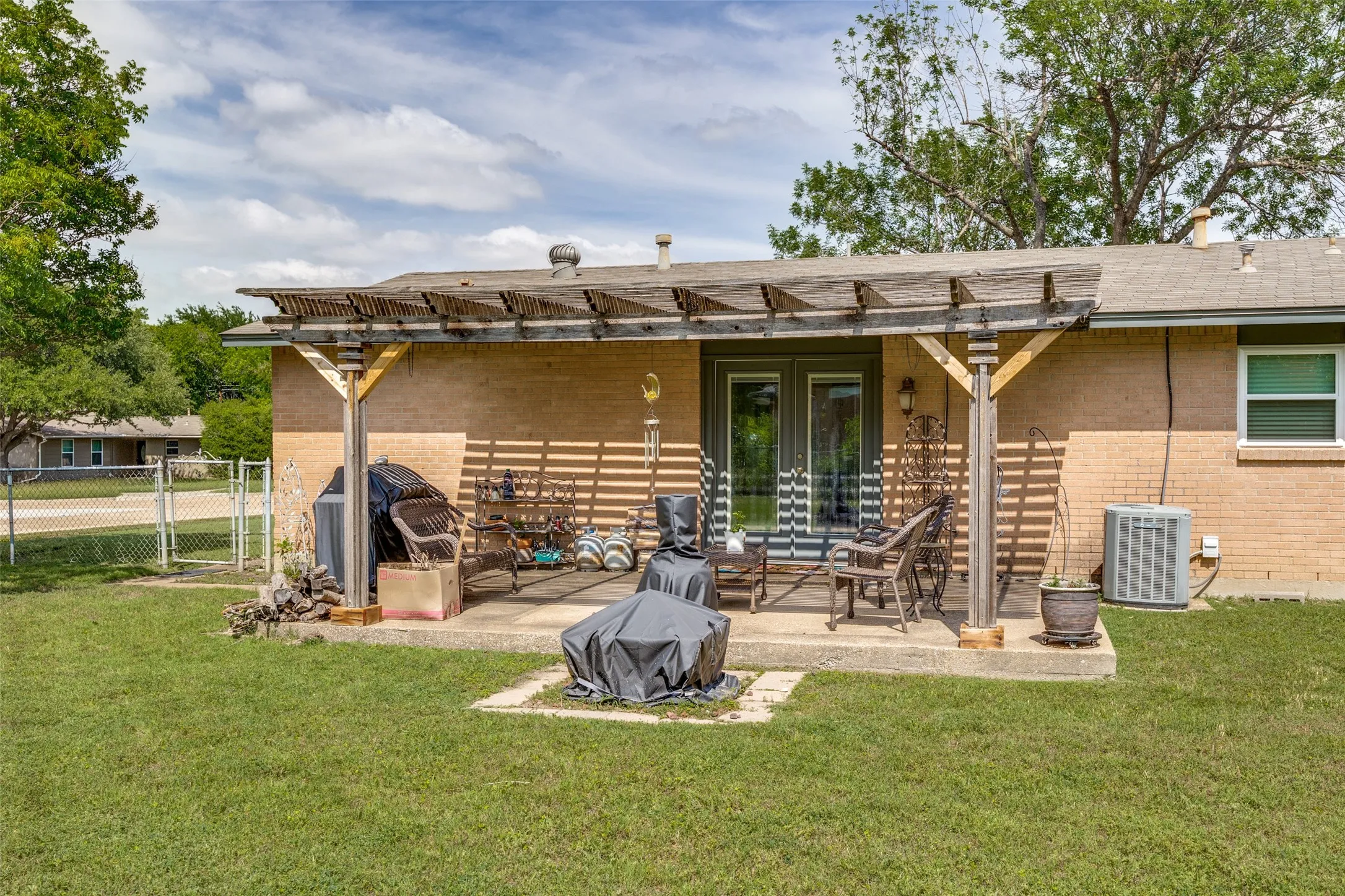 Single Family Residence For Sale in Dallas County , 1413 Lorrie Drive, Richardson, Texas 75080, 3 Bedroom, 2 Bathroom, 1 Garage spaces, 1,239 Sqft, built in 1963, mls#21278747, Real Estate Agent in Richardson, Homes For Sale in Dallas county, Homes For Sale in Richardson, Realtor in Richardson Texas, Real Estate Brokerage Independent Realty Texas, Luminita Cordes Realtor