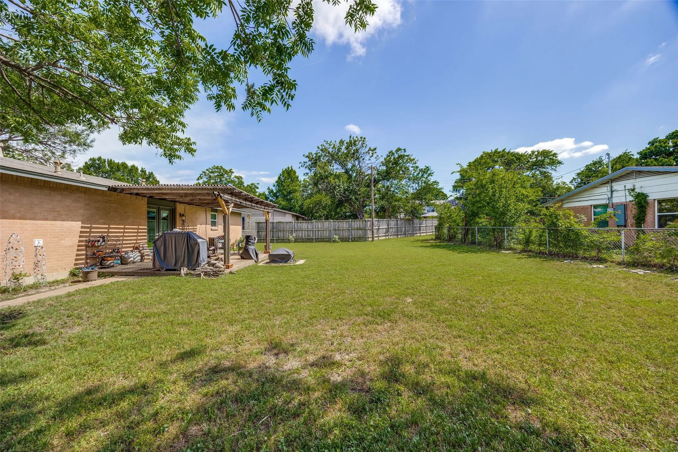 Single Family Residence For Sale in Dallas County , 1413 Lorrie Drive, Richardson, Texas 75080, 3 Bedroom, 2 Bathroom, 1 Garage spaces, 1,239 Sqft, built in 1963, mls#21278747, Real Estate Agent in Richardson, Homes For Sale in Dallas county, Homes For Sale in Richardson, Realtor in Richardson Texas, Real Estate Brokerage Independent Realty Texas, Luminita Cordes Realtor