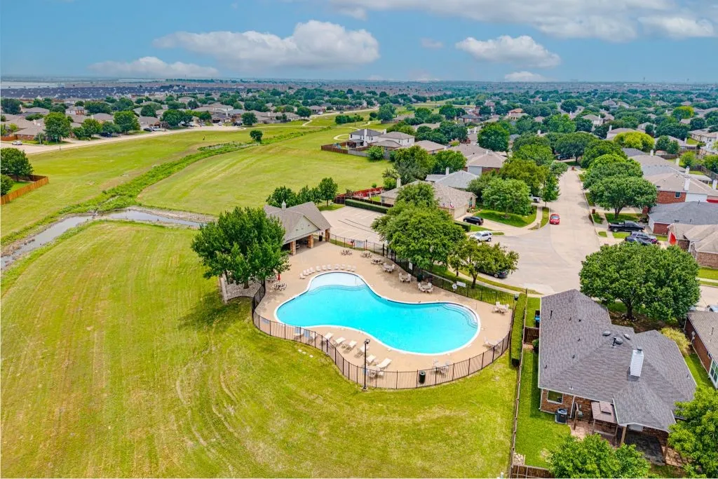 Single Family Residence For Sale in Tarrant County , 1400 Horseshoe Bend Court, Fort Worth, Texas 76131, 3 Bedrooms, 2 Bathrooms, 2 Garage spaces, 1,776 Sqft, built in 2003, Price $279,786, mls#21279391, Real Estate Agent in Fort Worth, Homes For Sale in Tarrant county, Homes For Sale in Fort Worth, Realtor in Fort Worth Texas, Real Estate Brokerage Independent Realty Texas, Luminita Cordes Realtor