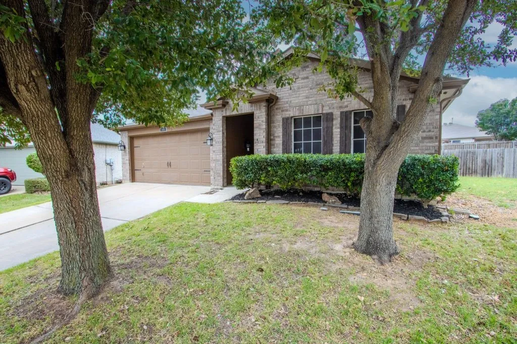 Single Family Residence For Sale in Tarrant County , 1400 Horseshoe Bend Court, Fort Worth, Texas 76131, 3 Bedrooms, 2 Bathrooms, 2 Garage spaces, 1,776 Sqft, built in 2003, Price $279,786, mls#21279391, Real Estate Agent in Fort Worth, Homes For Sale in Tarrant county, Homes For Sale in Fort Worth, Realtor in Fort Worth Texas, Real Estate Brokerage Independent Realty Texas, Luminita Cordes Realtor