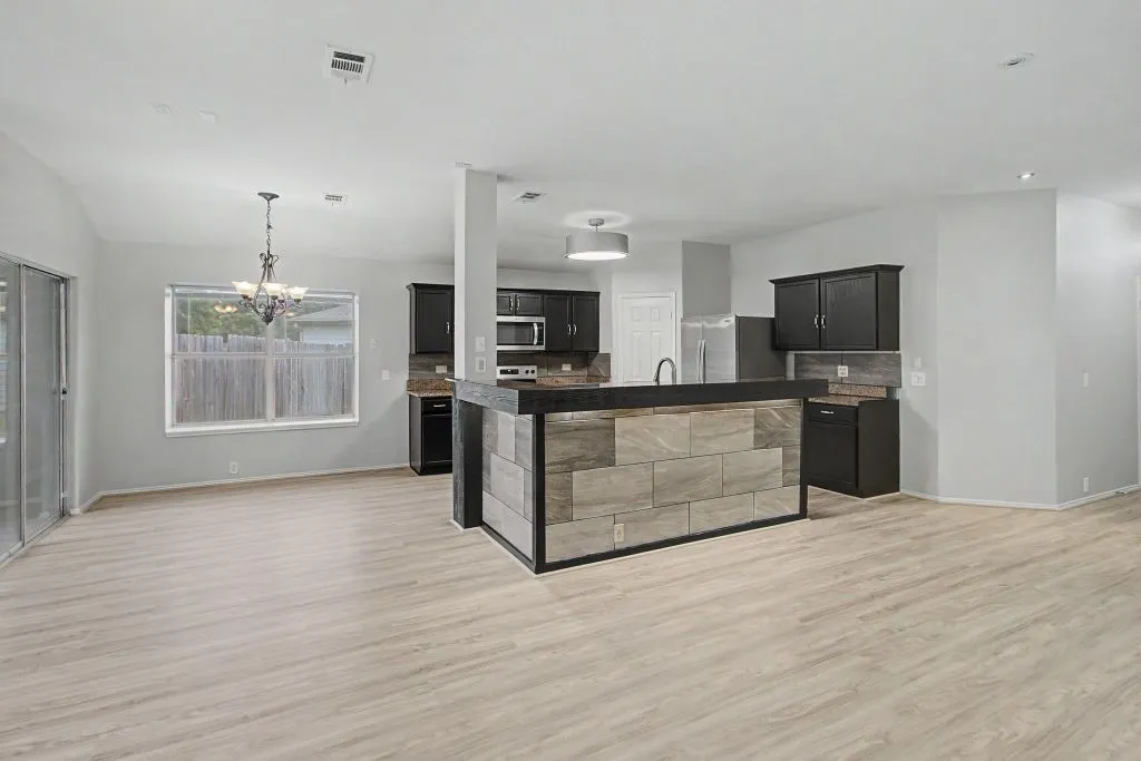 Single Family Residence For Sale in Tarrant County , 1400 Horseshoe Bend Court, Fort Worth, Texas 76131, 3 Bedrooms, 2 Bathrooms, 2 Garage spaces, 1,776 Sqft, built in 2003, Price $279,786, mls#21279391, Real Estate Agent in Fort Worth, Homes For Sale in Tarrant county, Homes For Sale in Fort Worth, Realtor in Fort Worth Texas, Real Estate Brokerage Independent Realty Texas, Luminita Cordes Realtor