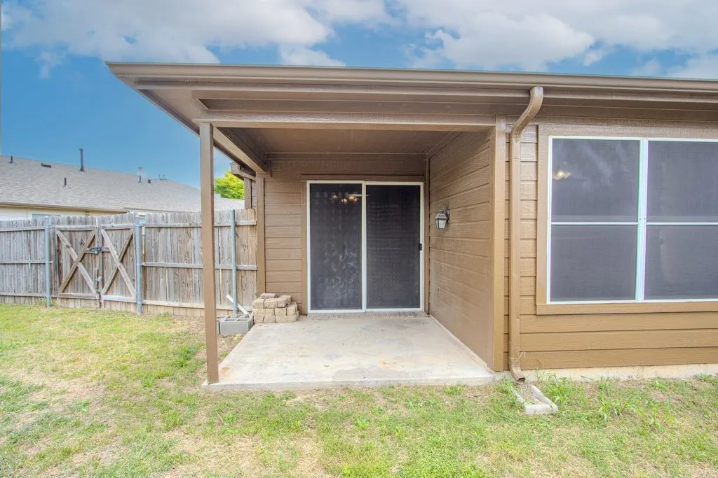 Single Family Residence For Sale in Tarrant County , 1400 Horseshoe Bend Court, Fort Worth, Texas 76131, 3 Bedrooms, 2 Bathrooms, 2 Garage spaces, 1,776 Sqft, built in 2003, Price $279,786, mls#21279391, Real Estate Agent in Fort Worth, Homes For Sale in Tarrant county, Homes For Sale in Fort Worth, Realtor in Fort Worth Texas, Real Estate Brokerage Independent Realty Texas, Luminita Cordes Realtor