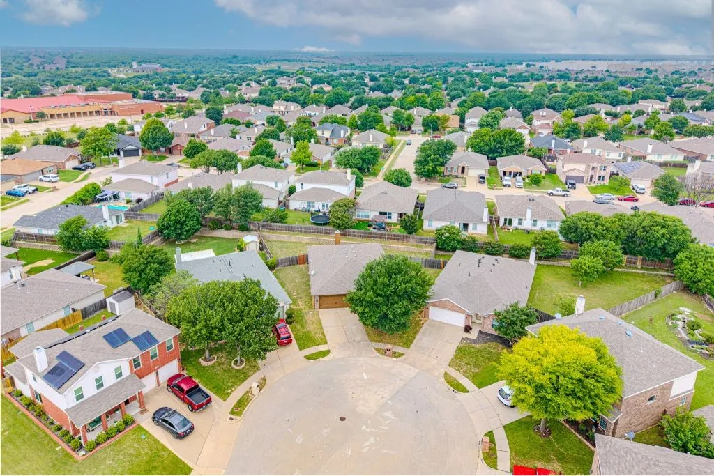 Single Family Residence For Sale in Tarrant County , 1400 Horseshoe Bend Court, Fort Worth, Texas 76131, 3 Bedrooms, 2 Bathrooms, 2 Garage spaces, 1,776 Sqft, built in 2003, Price $279,786, mls#21279391, Real Estate Agent in Fort Worth, Homes For Sale in Tarrant county, Homes For Sale in Fort Worth, Realtor in Fort Worth Texas, Real Estate Brokerage Independent Realty Texas, Luminita Cordes Realtor