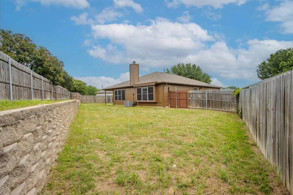 Single Family Residence For Sale in Tarrant County , 1400 Horseshoe Bend Court, Fort Worth, Texas 76131, 3 Bedrooms, 2 Bathrooms, 2 Garage spaces, 1,776 Sqft, built in 2003, Price $279,786, mls#21279391, Real Estate Agent in Fort Worth, Homes For Sale in Tarrant county, Homes For Sale in Fort Worth, Realtor in Fort Worth Texas, Real Estate Brokerage Independent Realty Texas, Luminita Cordes Realtor