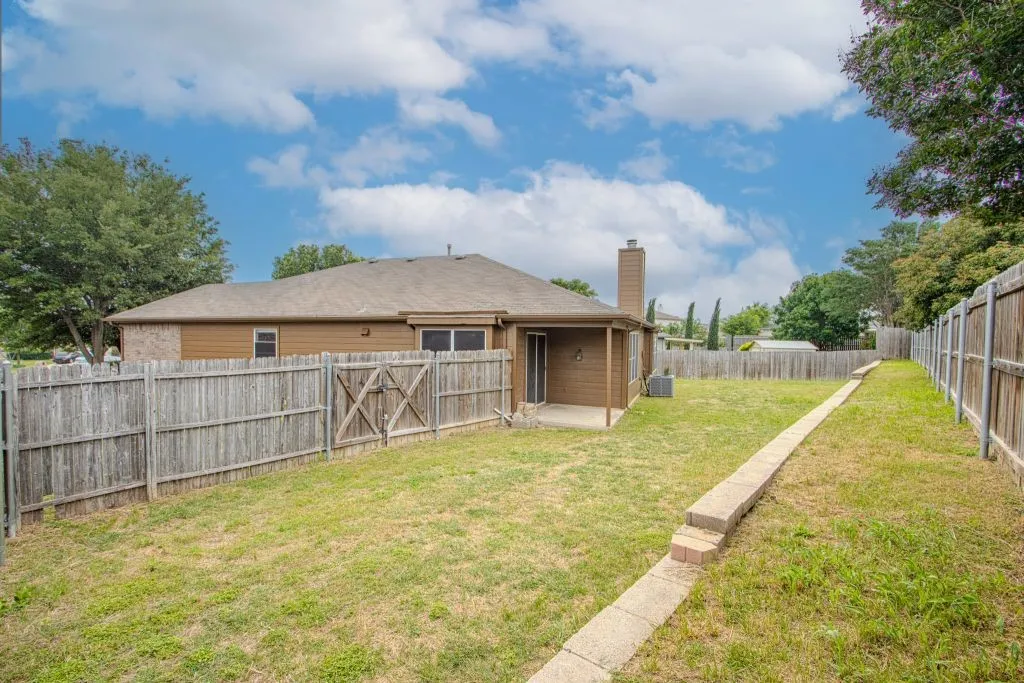 Single Family Residence For Sale in Tarrant County , 1400 Horseshoe Bend Court, Fort Worth, Texas 76131, 3 Bedrooms, 2 Bathrooms, 2 Garage spaces, 1,776 Sqft, built in 2003, Price $279,786, mls#21279391, Real Estate Agent in Fort Worth, Homes For Sale in Tarrant county, Homes For Sale in Fort Worth, Realtor in Fort Worth Texas, Real Estate Brokerage Independent Realty Texas, Luminita Cordes Realtor