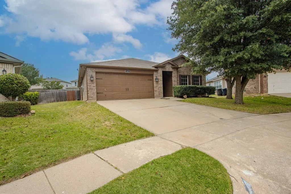 Single Family Residence For Sale in Tarrant County , 1400 Horseshoe Bend Court, Fort Worth, Texas 76131, 3 Bedrooms, 2 Bathrooms, 2 Garage spaces, 1,776 Sqft, built in 2003, Price $279,786, mls#21279391, Real Estate Agent in Fort Worth, Homes For Sale in Tarrant county, Homes For Sale in Fort Worth, Realtor in Fort Worth Texas, Real Estate Brokerage Independent Realty Texas, Luminita Cordes Realtor