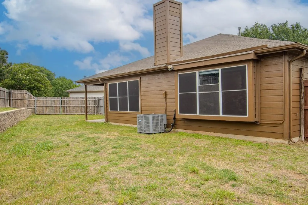 Single Family Residence For Sale in Tarrant County , 1400 Horseshoe Bend Court, Fort Worth, Texas 76131, 3 Bedrooms, 2 Bathrooms, 2 Garage spaces, 1,776 Sqft, built in 2003, Price $279,786, mls#21279391, Real Estate Agent in Fort Worth, Homes For Sale in Tarrant county, Homes For Sale in Fort Worth, Realtor in Fort Worth Texas, Real Estate Brokerage Independent Realty Texas, Luminita Cordes Realtor