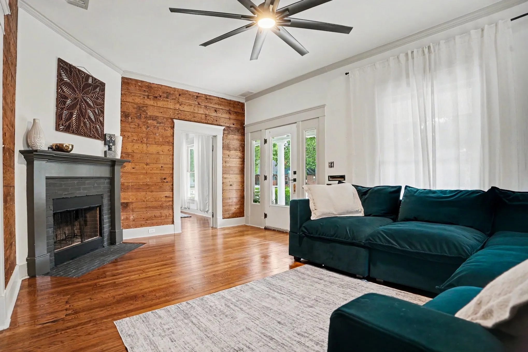 Single Family Residence For Sale in Ellis County , 300 E University Avenue, Waxahachie, Texas 75165, 3 Bedroom, 3 Bathroom, 2 Garage spaces, 1,920 Sqft, built in 1912, mls#21278995, Real Estate Agent in Waxahachie, Homes For Sale in Ellis county, Homes For Sale in Waxahachie, Realtor in Waxahachie Texas, Real Estate Brokerage Independent Realty Texas, Luminita Cordes Realtor
