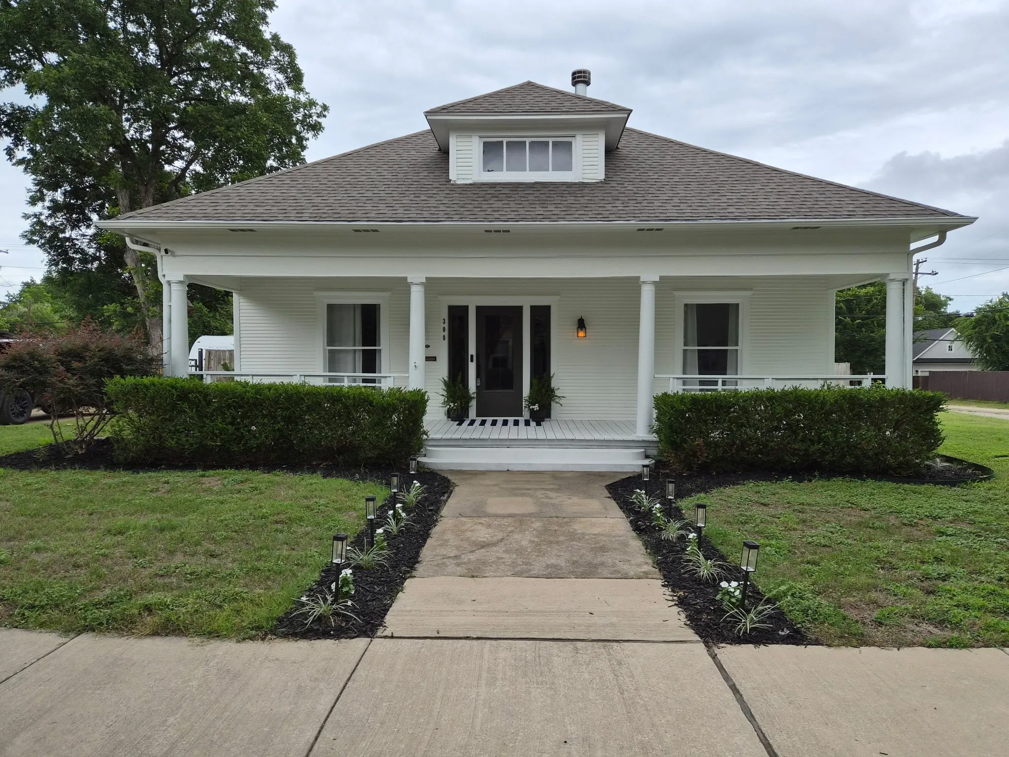 Single Family Residence For Sale in Ellis County , 300 E University Avenue, Waxahachie, Texas 75165, 3 Bedroom, 3 Bathroom, 2 Garage spaces, 1,920 Sqft, built in 1912, mls#21278995, Real Estate Agent in Waxahachie, Homes For Sale in Ellis county, Homes For Sale in Waxahachie, Realtor in Waxahachie Texas, Real Estate Brokerage Independent Realty Texas, Luminita Cordes Realtor