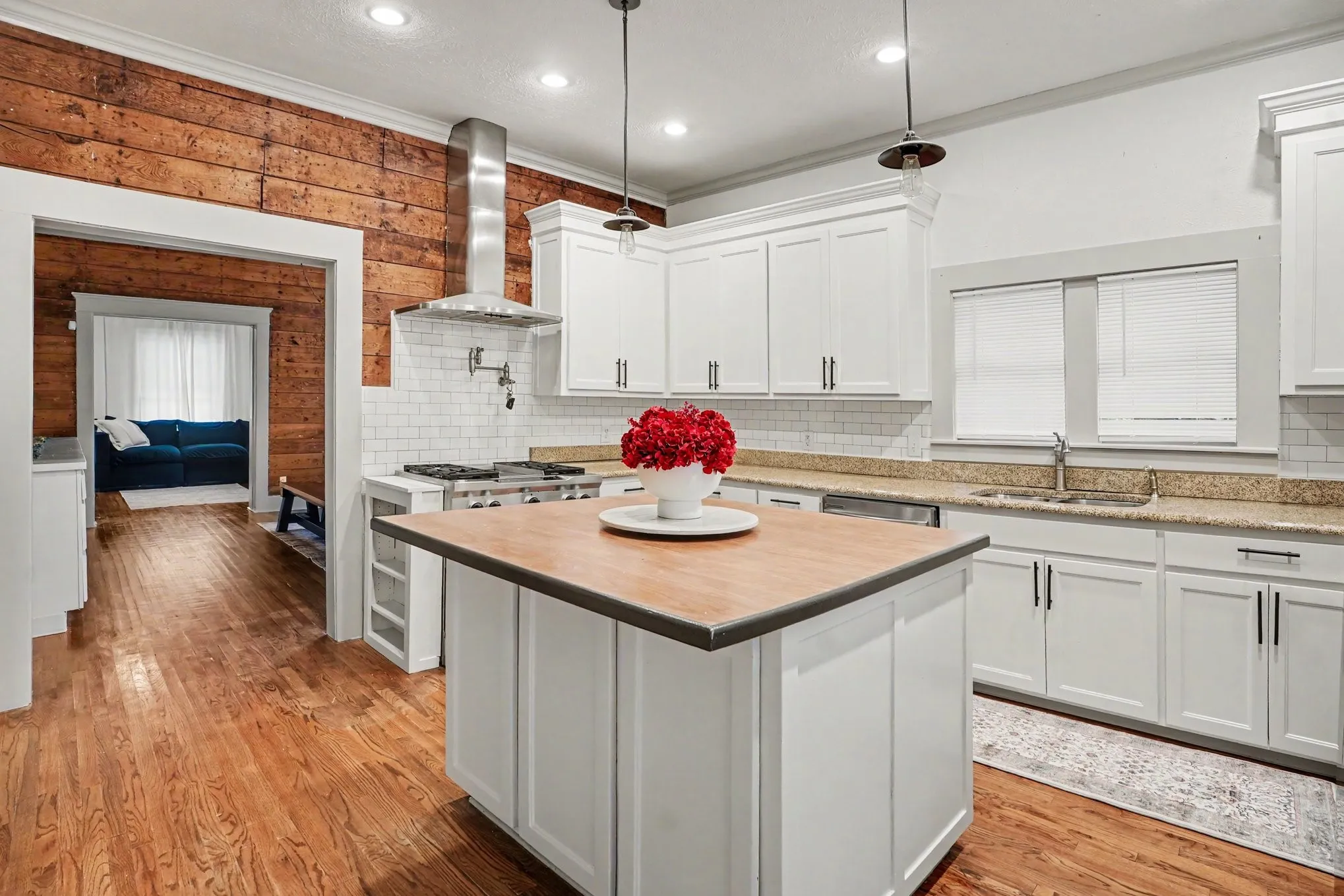 Single Family Residence For Sale in Ellis County , 300 E University Avenue, Waxahachie, Texas 75165, 3 Bedroom, 3 Bathroom, 2 Garage spaces, 1,920 Sqft, built in 1912, mls#21278995, Real Estate Agent in Waxahachie, Homes For Sale in Ellis county, Homes For Sale in Waxahachie, Realtor in Waxahachie Texas, Real Estate Brokerage Independent Realty Texas, Luminita Cordes Realtor