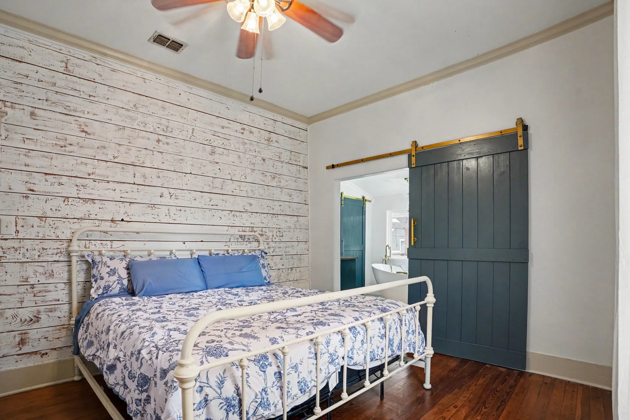Single Family Residence For Sale in Ellis County , 300 E University Avenue, Waxahachie, Texas 75165, 3 Bedroom, 3 Bathroom, 2 Garage spaces, 1,920 Sqft, built in 1912, mls#21278995, Real Estate Agent in Waxahachie, Homes For Sale in Ellis county, Homes For Sale in Waxahachie, Realtor in Waxahachie Texas, Real Estate Brokerage Independent Realty Texas, Luminita Cordes Realtor