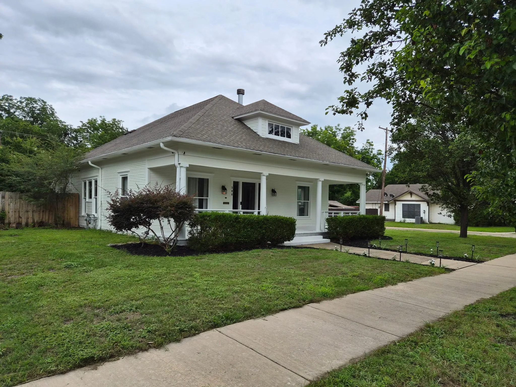 Single Family Residence For Sale in Ellis County , 300 E University Avenue, Waxahachie, Texas 75165, 3 Bedroom, 3 Bathroom, 2 Garage spaces, 1,920 Sqft, built in 1912, mls#21278995, Real Estate Agent in Waxahachie, Homes For Sale in Ellis county, Homes For Sale in Waxahachie, Realtor in Waxahachie Texas, Real Estate Brokerage Independent Realty Texas, Luminita Cordes Realtor