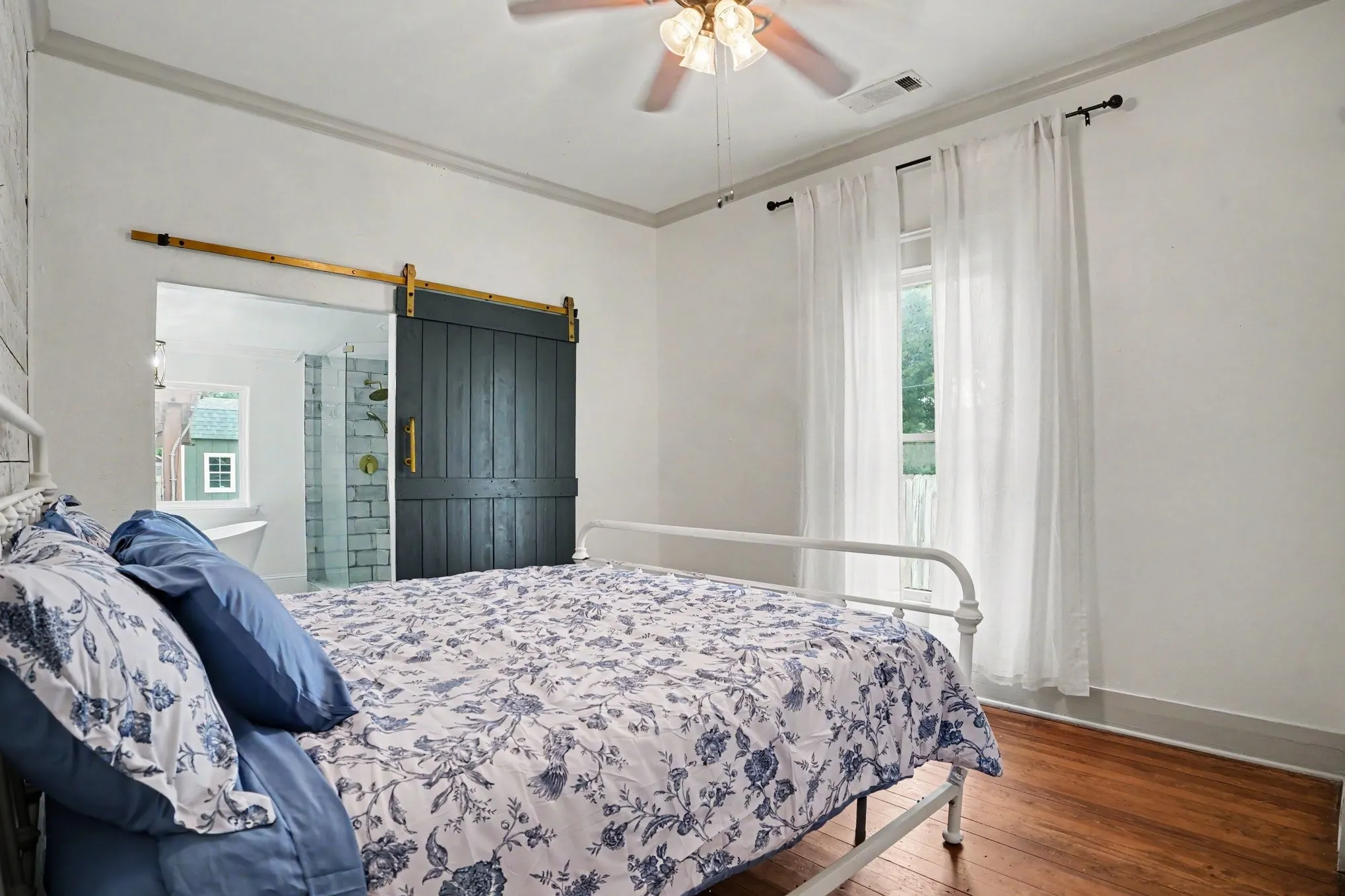 Single Family Residence For Sale in Ellis County , 300 E University Avenue, Waxahachie, Texas 75165, 3 Bedroom, 3 Bathroom, 2 Garage spaces, 1,920 Sqft, built in 1912, mls#21278995, Real Estate Agent in Waxahachie, Homes For Sale in Ellis county, Homes For Sale in Waxahachie, Realtor in Waxahachie Texas, Real Estate Brokerage Independent Realty Texas, Luminita Cordes Realtor