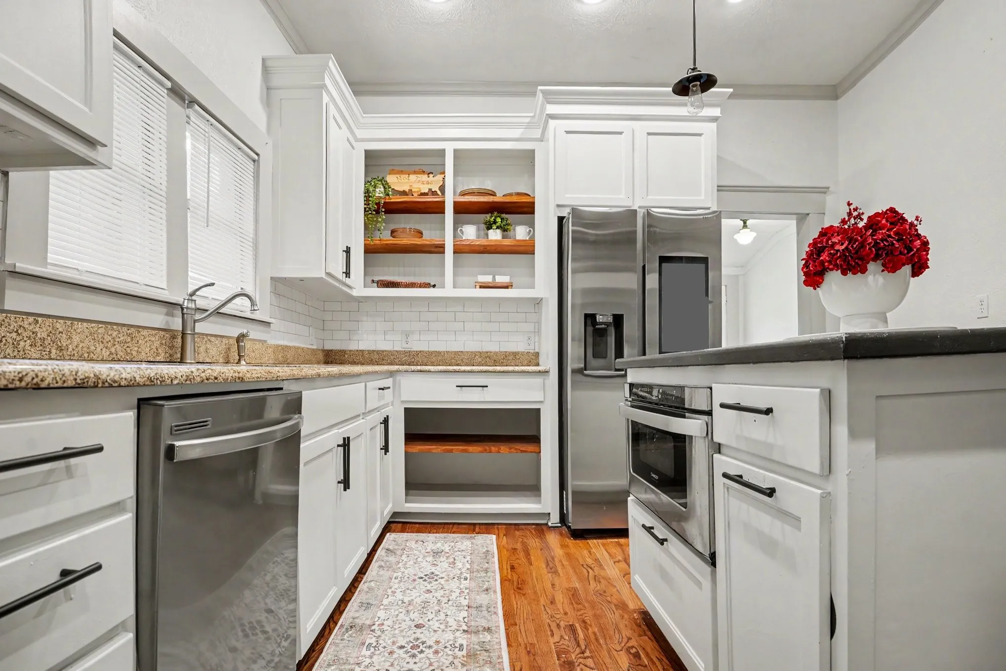 Single Family Residence For Sale in Ellis County , 300 E University Avenue, Waxahachie, Texas 75165, 3 Bedroom, 3 Bathroom, 2 Garage spaces, 1,920 Sqft, built in 1912, mls#21278995, Real Estate Agent in Waxahachie, Homes For Sale in Ellis county, Homes For Sale in Waxahachie, Realtor in Waxahachie Texas, Real Estate Brokerage Independent Realty Texas, Luminita Cordes Realtor
