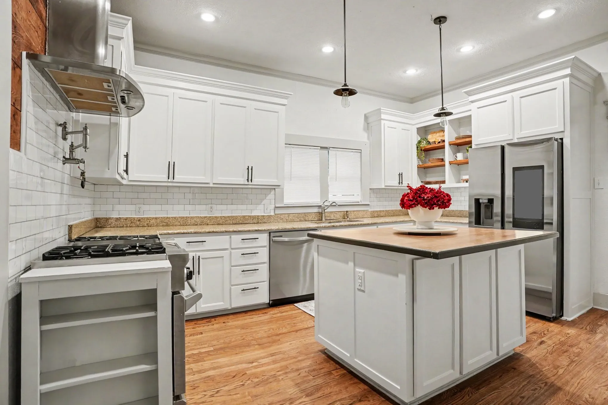 Single Family Residence For Sale in Ellis County , 300 E University Avenue, Waxahachie, Texas 75165, 3 Bedroom, 3 Bathroom, 2 Garage spaces, 1,920 Sqft, built in 1912, mls#21278995, Real Estate Agent in Waxahachie, Homes For Sale in Ellis county, Homes For Sale in Waxahachie, Realtor in Waxahachie Texas, Real Estate Brokerage Independent Realty Texas, Luminita Cordes Realtor