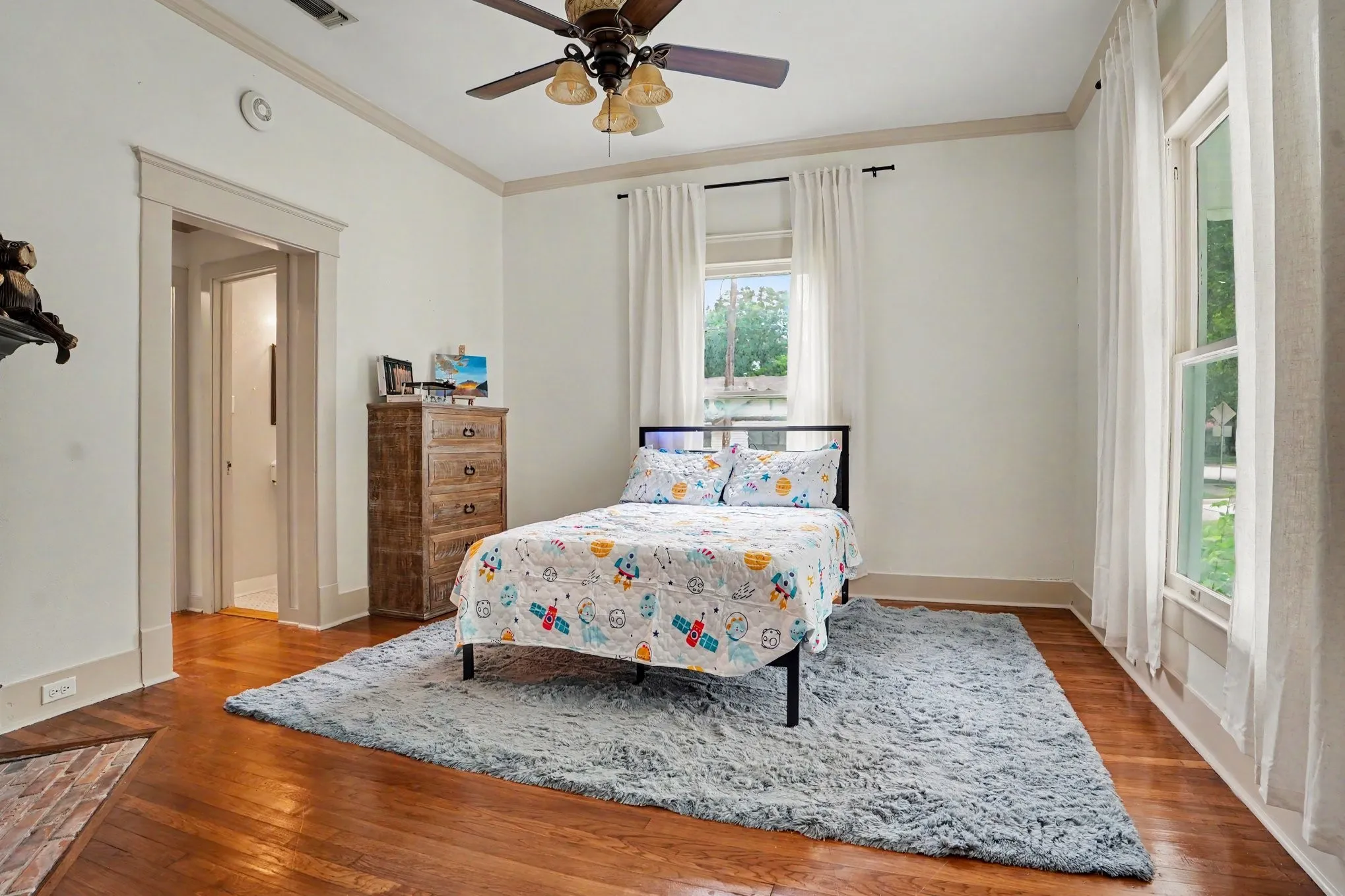 Single Family Residence For Sale in Ellis County , 300 E University Avenue, Waxahachie, Texas 75165, 3 Bedroom, 3 Bathroom, 2 Garage spaces, 1,920 Sqft, built in 1912, mls#21278995, Real Estate Agent in Waxahachie, Homes For Sale in Ellis county, Homes For Sale in Waxahachie, Realtor in Waxahachie Texas, Real Estate Brokerage Independent Realty Texas, Luminita Cordes Realtor