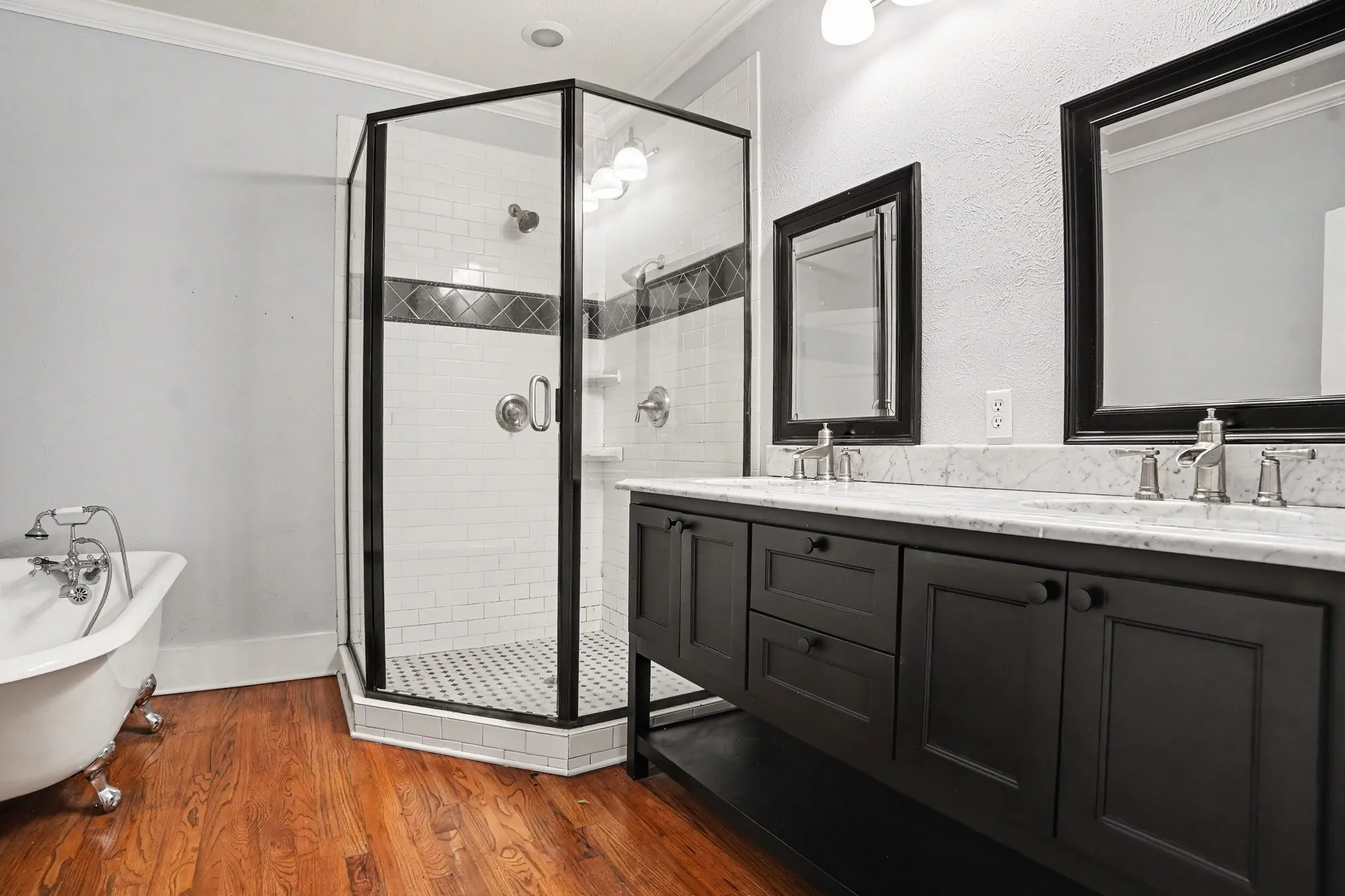 Single Family Residence For Sale in Ellis County , 300 E University Avenue, Waxahachie, Texas 75165, 3 Bedroom, 3 Bathroom, 2 Garage spaces, 1,920 Sqft, built in 1912, mls#21278995, Real Estate Agent in Waxahachie, Homes For Sale in Ellis county, Homes For Sale in Waxahachie, Realtor in Waxahachie Texas, Real Estate Brokerage Independent Realty Texas, Luminita Cordes Realtor