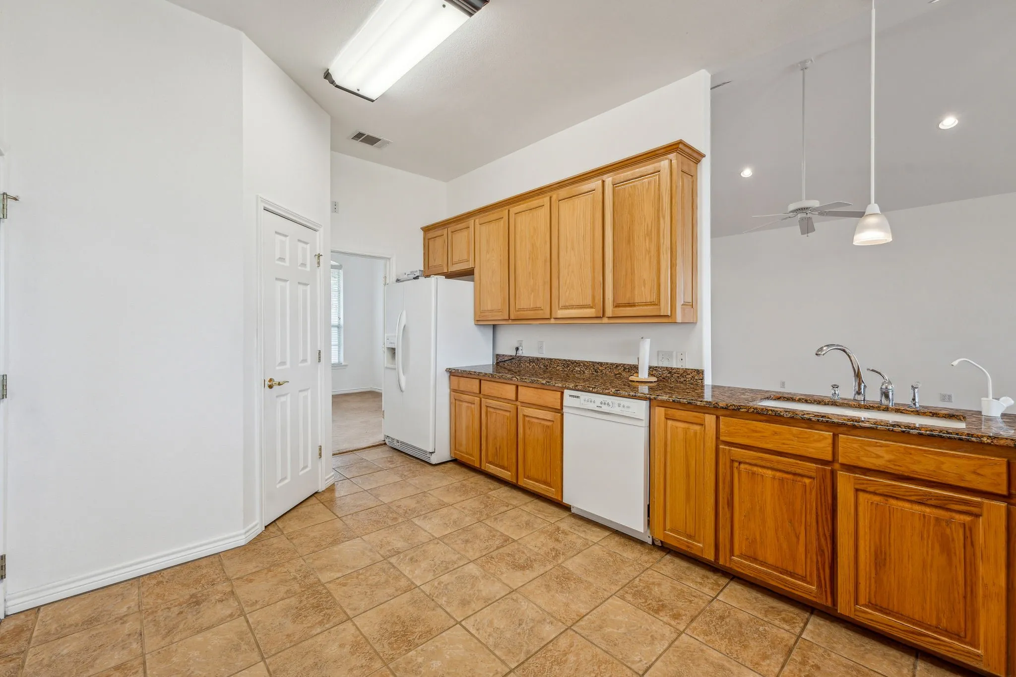 Single Family Residence For Sale in Comanche County , 651 Comanche Lake Road, Comanche, Texas 76442, 3 Bedroom, 3 Bathroom, 2 Garage spaces, 2,495 Sqft, built in 2004, mls#21276772, Real Estate Agent in Comanche, Homes For Sale in Comanche county, Homes For Sale in Comanche, Realtor in Comanche Texas, Real Estate Brokerage Independent Realty Texas, Luminita Cordes Realtor