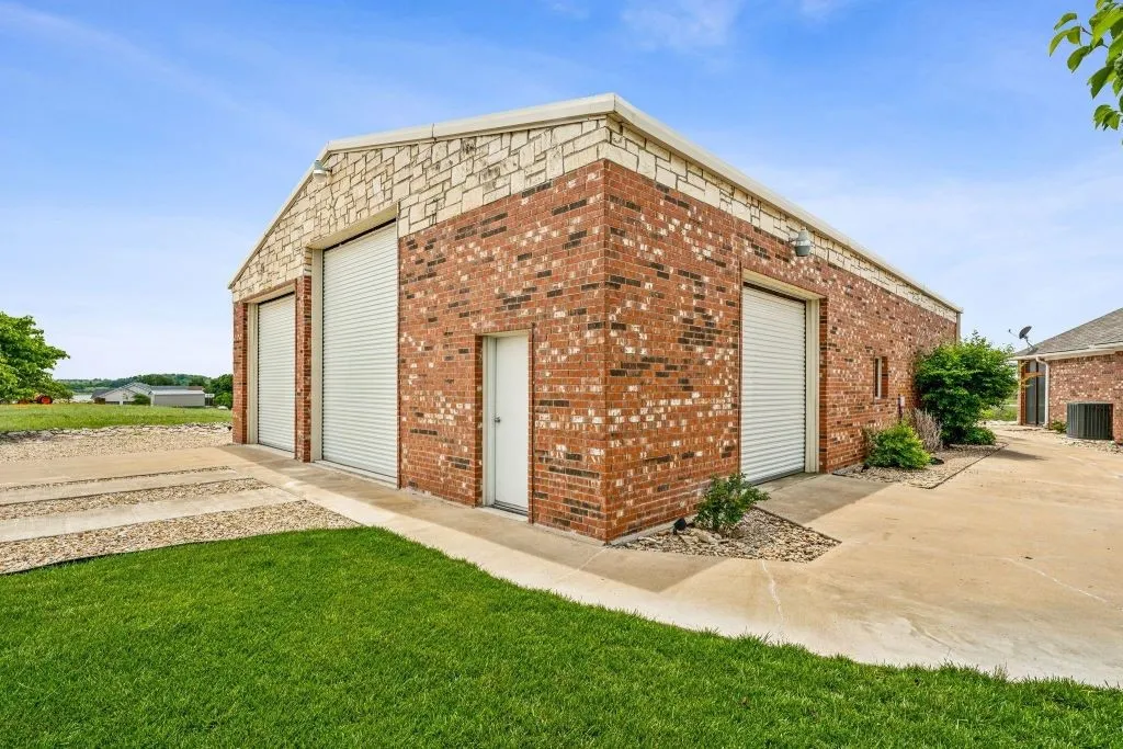Single Family Residence For Sale in Comanche County , 641 Comanche Lake Road, Comanche, Texas 76442, 4 Bedroom, 3 Bathroom, 2 Garage spaces, 2,609 Sqft, built in 2004, mls#21276686, Real Estate Agent in Comanche, Homes For Sale in Comanche county, Homes For Sale in Comanche, Realtor in Comanche Texas, Real Estate Brokerage Independent Realty Texas, Luminita Cordes Realtor