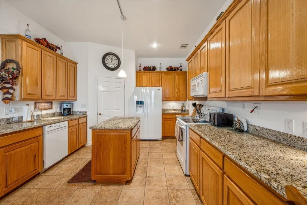 Single Family Residence For Sale in Comanche County , 641 Comanche Lake Road, Comanche, Texas 76442, 4 Bedroom, 3 Bathroom, 2 Garage spaces, 2,609 Sqft, built in 2004, mls#21276686, Real Estate Agent in Comanche, Homes For Sale in Comanche county, Homes For Sale in Comanche, Realtor in Comanche Texas, Real Estate Brokerage Independent Realty Texas, Luminita Cordes Realtor