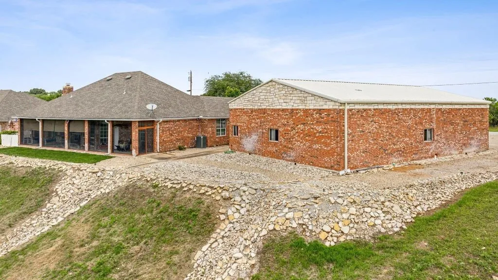 Single Family Residence For Sale in Comanche County , 641 Comanche Lake Road, Comanche, Texas 76442, 4 Bedroom, 3 Bathroom, 2 Garage spaces, 2,609 Sqft, built in 2004, mls#21276686, Real Estate Agent in Comanche, Homes For Sale in Comanche county, Homes For Sale in Comanche, Realtor in Comanche Texas, Real Estate Brokerage Independent Realty Texas, Luminita Cordes Realtor