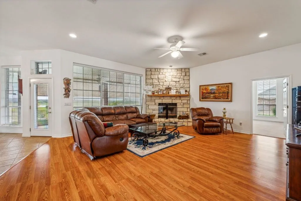 Single Family Residence For Sale in Comanche County , 641 Comanche Lake Road, Comanche, Texas 76442, 4 Bedroom, 3 Bathroom, 2 Garage spaces, 2,609 Sqft, built in 2004, mls#21276686, Real Estate Agent in Comanche, Homes For Sale in Comanche county, Homes For Sale in Comanche, Realtor in Comanche Texas, Real Estate Brokerage Independent Realty Texas, Luminita Cordes Realtor