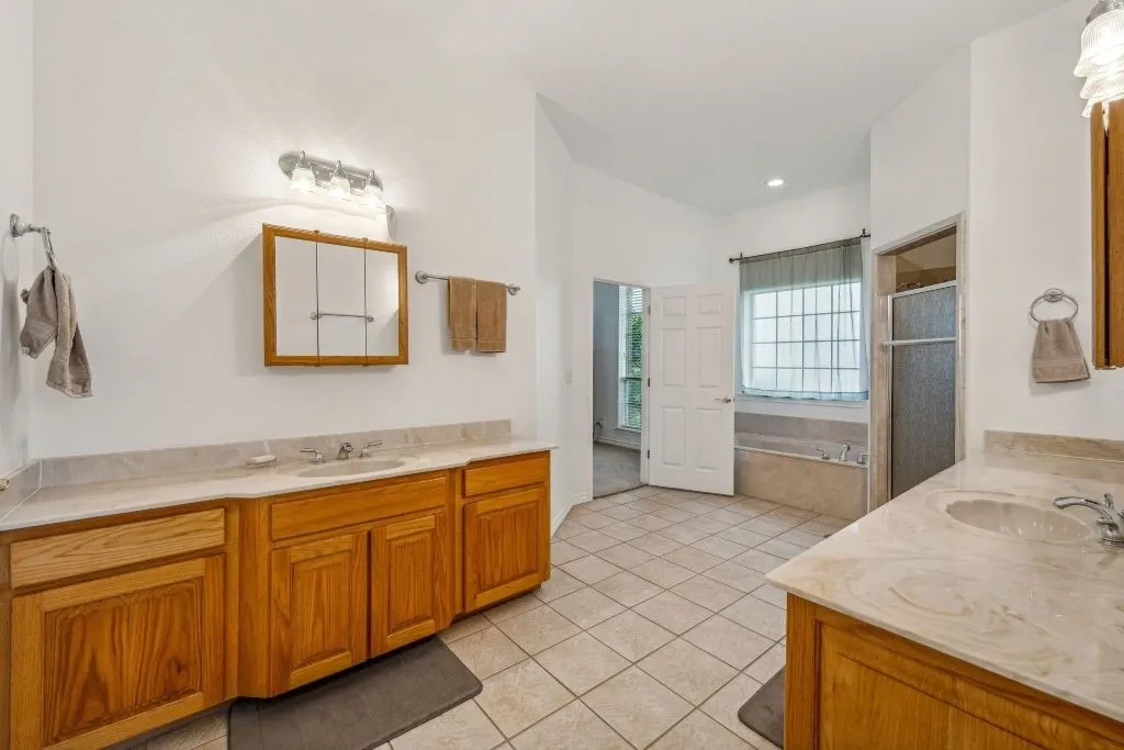 Single Family Residence For Sale in Comanche County , 641 Comanche Lake Road, Comanche, Texas 76442, 4 Bedroom, 3 Bathroom, 2 Garage spaces, 2,609 Sqft, built in 2004, mls#21276686, Real Estate Agent in Comanche, Homes For Sale in Comanche county, Homes For Sale in Comanche, Realtor in Comanche Texas, Real Estate Brokerage Independent Realty Texas, Luminita Cordes Realtor