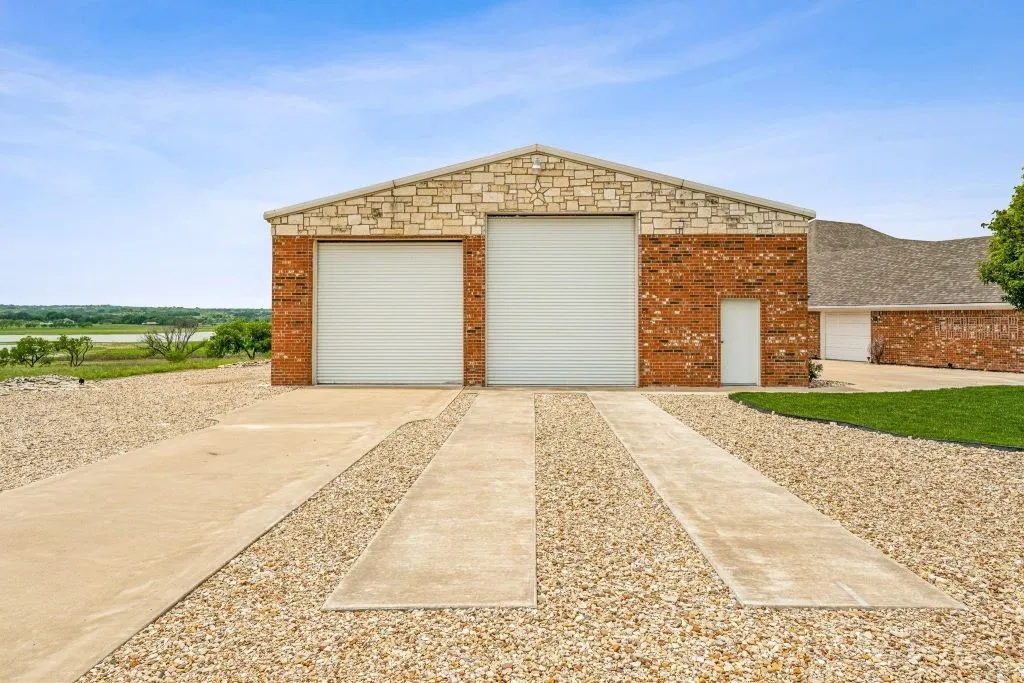 Single Family Residence For Sale in Comanche County , 641 Comanche Lake Road, Comanche, Texas 76442, 4 Bedroom, 3 Bathroom, 2 Garage spaces, 2,609 Sqft, built in 2004, mls#21276686, Real Estate Agent in Comanche, Homes For Sale in Comanche county, Homes For Sale in Comanche, Realtor in Comanche Texas, Real Estate Brokerage Independent Realty Texas, Luminita Cordes Realtor