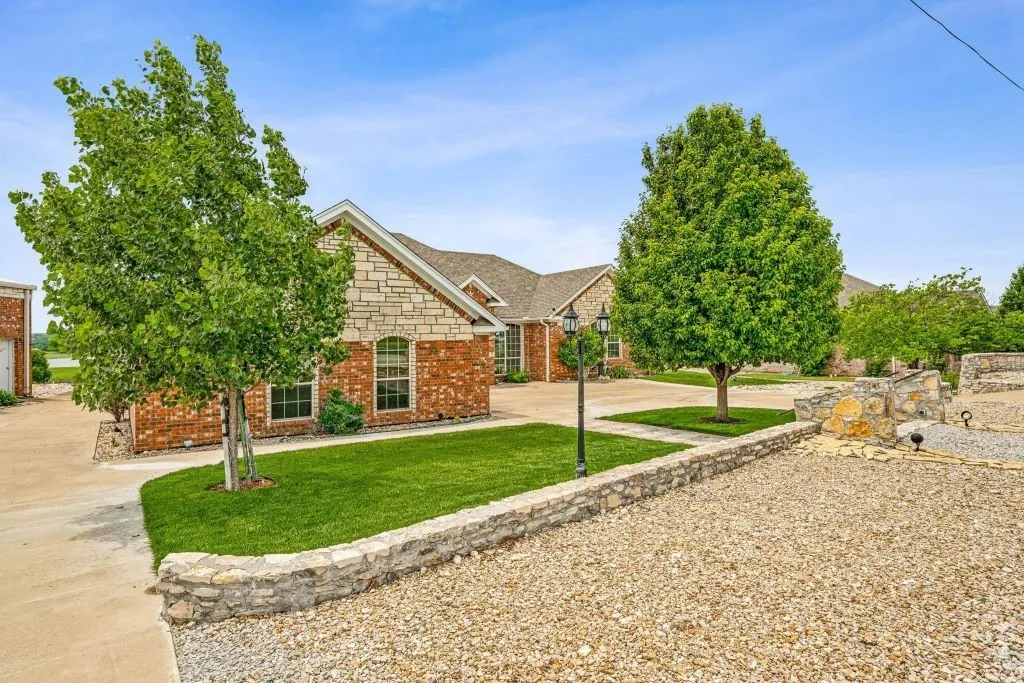 Single Family Residence For Sale in Comanche County , 641 Comanche Lake Road, Comanche, Texas 76442, 4 Bedroom, 3 Bathroom, 2 Garage spaces, 2,609 Sqft, built in 2004, mls#21276686, Real Estate Agent in Comanche, Homes For Sale in Comanche county, Homes For Sale in Comanche, Realtor in Comanche Texas, Real Estate Brokerage Independent Realty Texas, Luminita Cordes Realtor