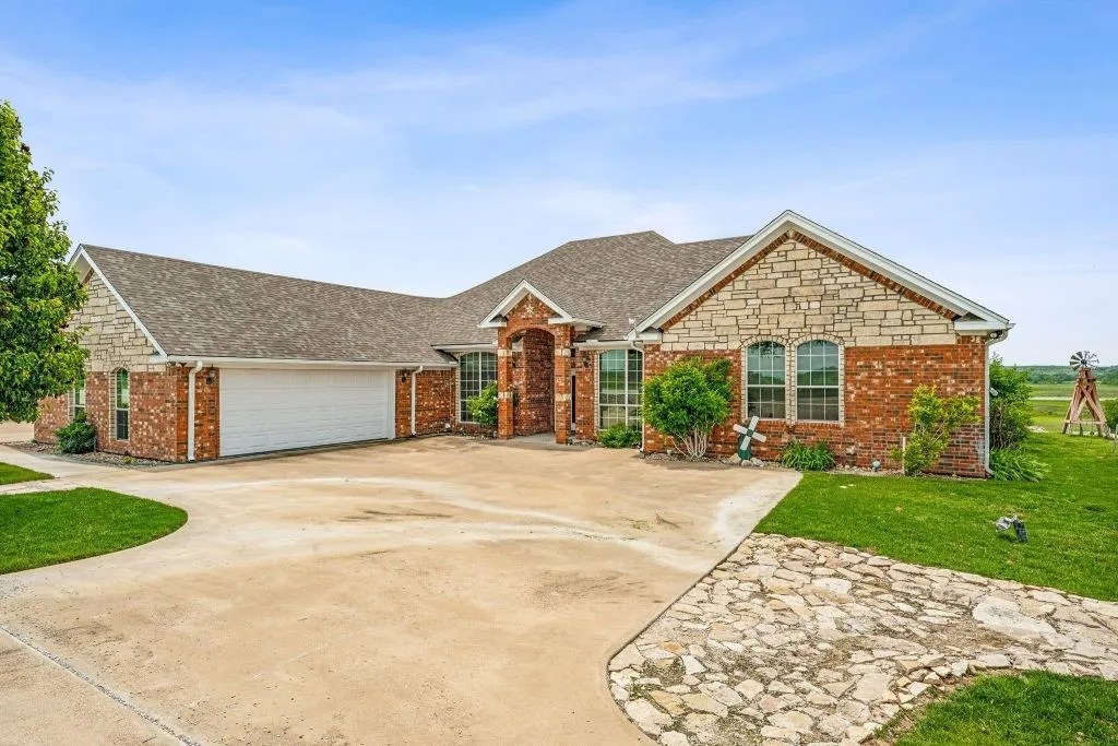 Single Family Residence For Sale in Comanche County , 641 Comanche Lake Road, Comanche, Texas 76442, 4 Bedroom, 3 Bathroom, 2 Garage spaces, 2,609 Sqft, built in 2004, mls#21276686, Real Estate Agent in Comanche, Homes For Sale in Comanche county, Homes For Sale in Comanche, Realtor in Comanche Texas, Real Estate Brokerage Independent Realty Texas, Luminita Cordes Realtor