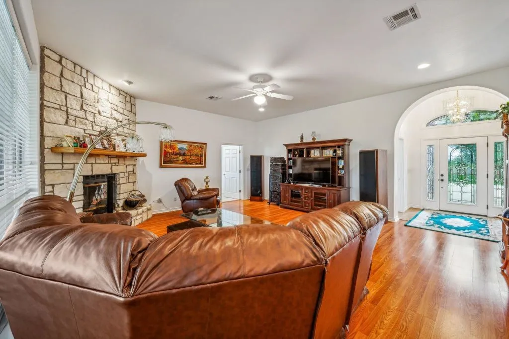 Single Family Residence For Sale in Comanche County , 641 Comanche Lake Road, Comanche, Texas 76442, 4 Bedroom, 3 Bathroom, 2 Garage spaces, 2,609 Sqft, built in 2004, mls#21276686, Real Estate Agent in Comanche, Homes For Sale in Comanche county, Homes For Sale in Comanche, Realtor in Comanche Texas, Real Estate Brokerage Independent Realty Texas, Luminita Cordes Realtor