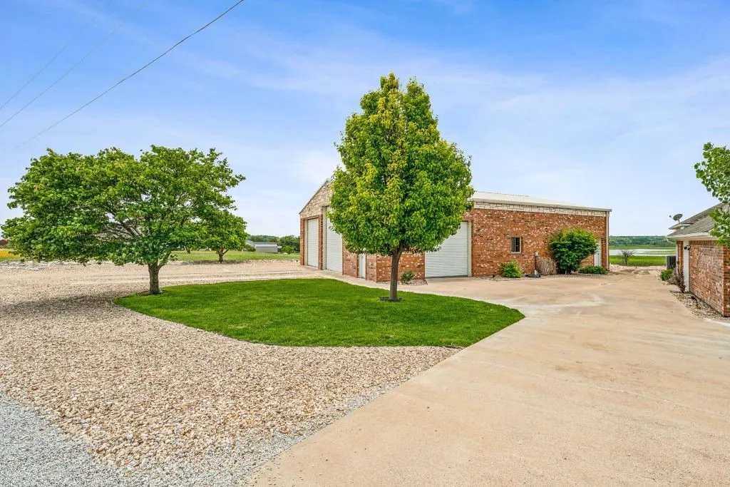 Single Family Residence For Sale in Comanche County , 641 Comanche Lake Road, Comanche, Texas 76442, 4 Bedroom, 3 Bathroom, 2 Garage spaces, 2,609 Sqft, built in 2004, mls#21276686, Real Estate Agent in Comanche, Homes For Sale in Comanche county, Homes For Sale in Comanche, Realtor in Comanche Texas, Real Estate Brokerage Independent Realty Texas, Luminita Cordes Realtor