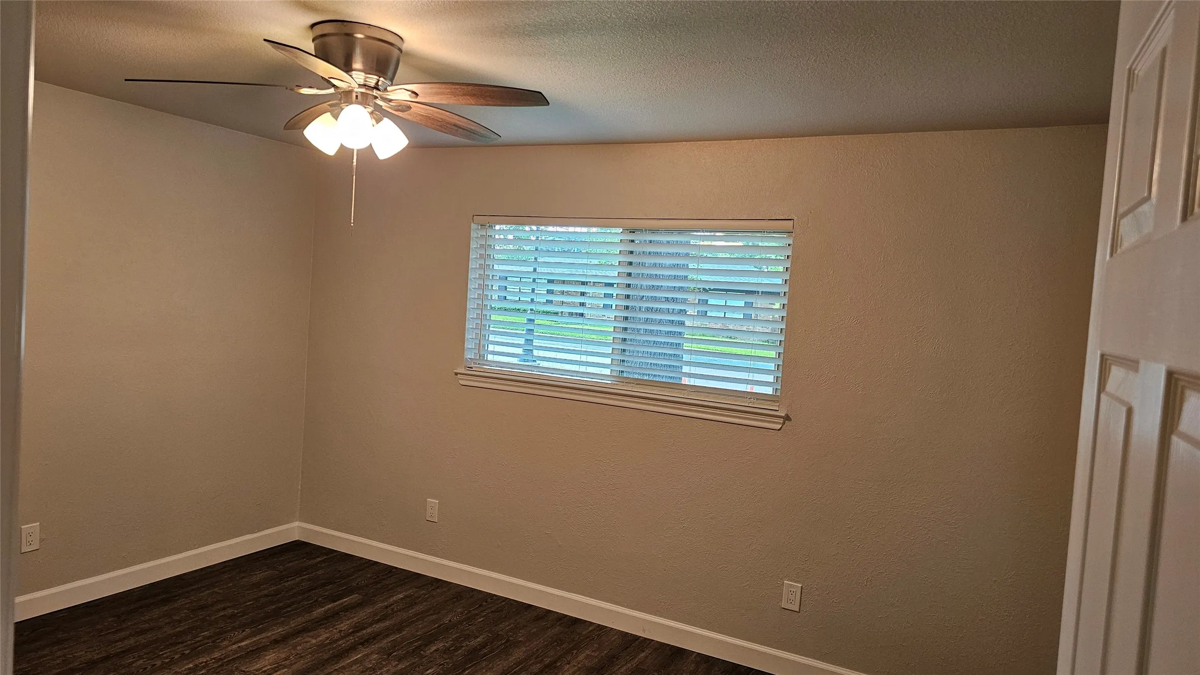Single Family Residence For Rent in Ellis County , 102 Cherokee Court, Waxahachie, Texas 75165, 3 Bedroom, 2 Bathroom, 2 Garage spaces, 1,200 Sqft, built in 1970, mls#21276134, Real Estate Agent in Waxahachie, Homes For Rent in Ellis county, Homes For Rent in Waxahachie, Realtor in Waxahachie Texas, Real Estate Brokerage Independent Realty Texas, Luminita Cordes Realtor