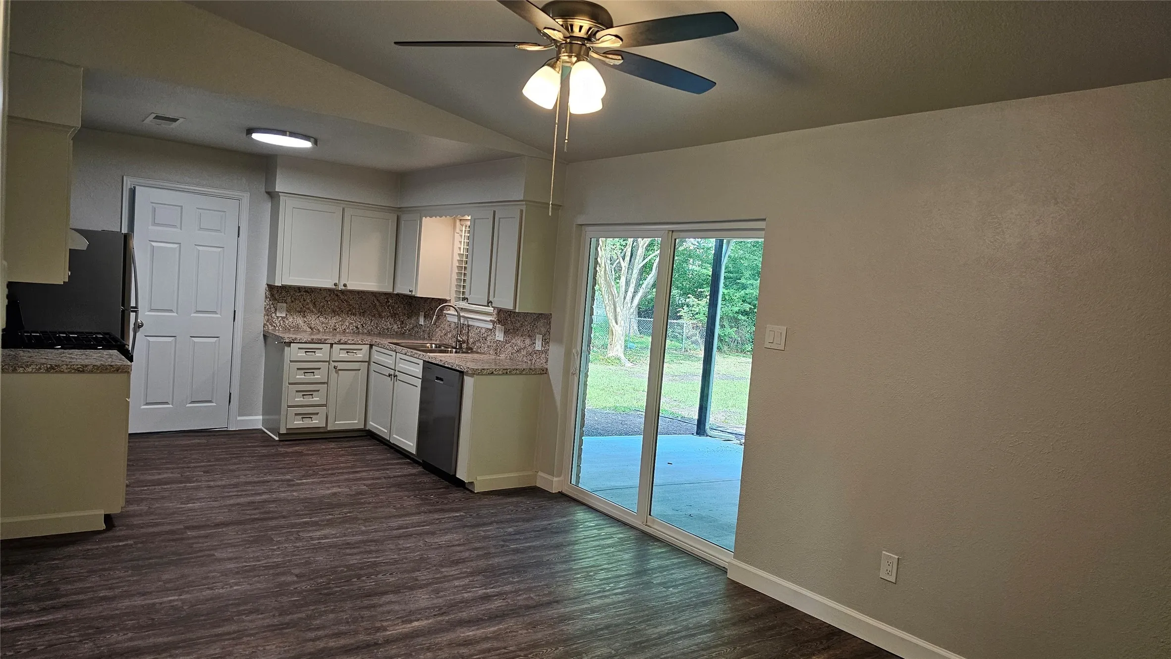 Single Family Residence For Rent in Ellis County , 102 Cherokee Court, Waxahachie, Texas 75165, 3 Bedroom, 2 Bathroom, 2 Garage spaces, 1,200 Sqft, built in 1970, mls#21276134, Real Estate Agent in Waxahachie, Homes For Rent in Ellis county, Homes For Rent in Waxahachie, Realtor in Waxahachie Texas, Real Estate Brokerage Independent Realty Texas, Luminita Cordes Realtor