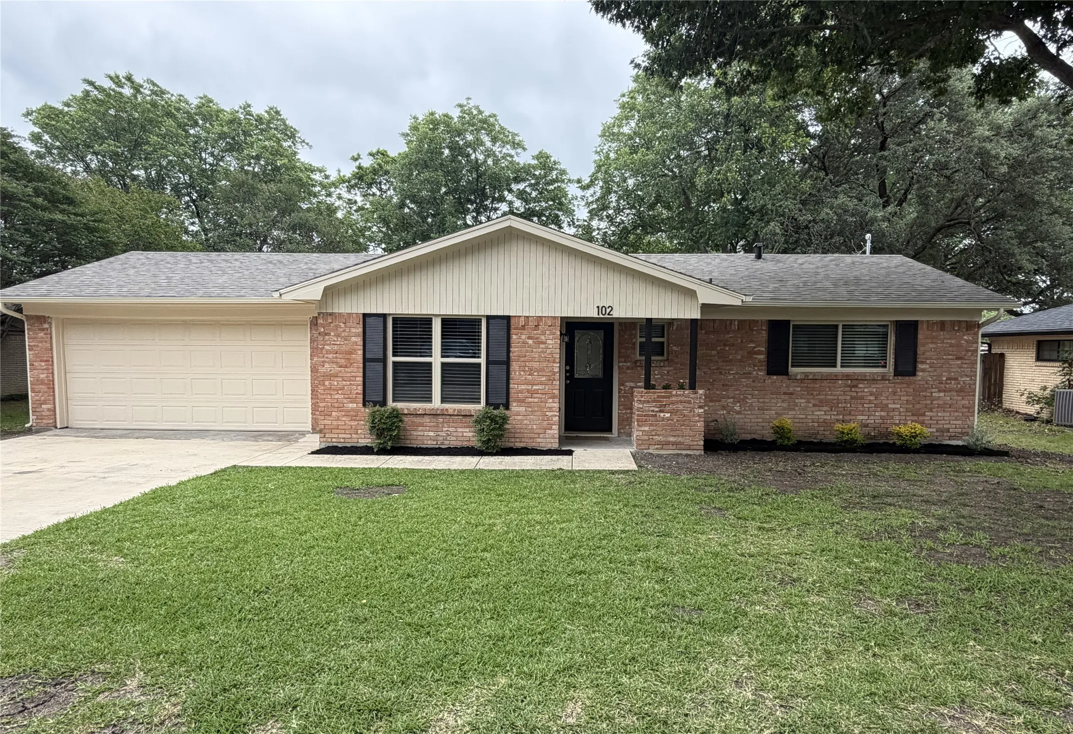 Single Family Residence For Rent in Ellis County , 102 Cherokee Court, Waxahachie, Texas 75165, 3 Bedroom, 2 Bathroom, 2 Garage spaces, 1,200 Sqft, built in 1970, mls#21276134, Real Estate Agent in Waxahachie, Homes For Rent in Ellis county, Homes For Rent in Waxahachie, Realtor in Waxahachie Texas, Real Estate Brokerage Independent Realty Texas, Luminita Cordes Realtor