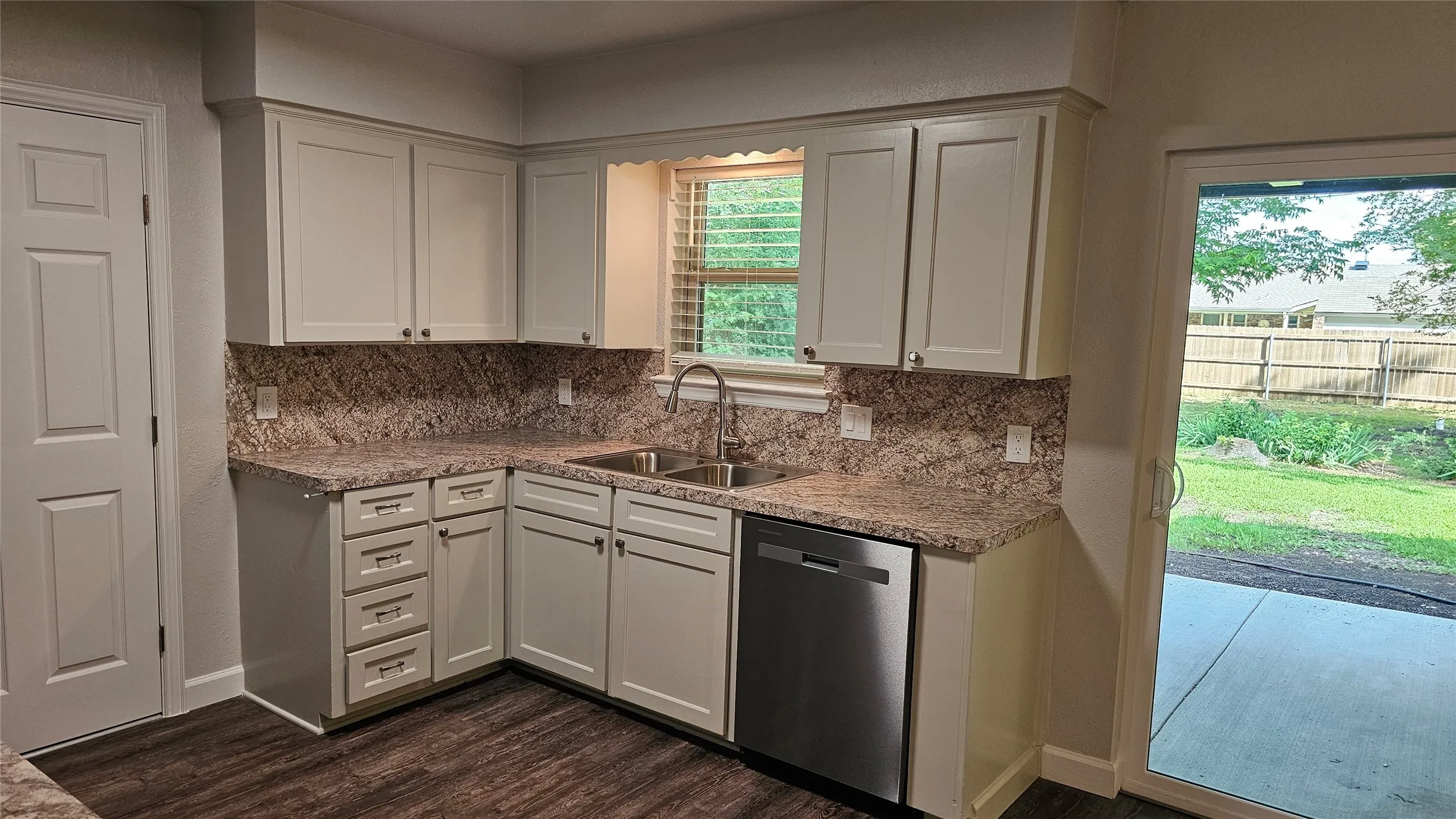 Single Family Residence For Rent in Ellis County , 102 Cherokee Court, Waxahachie, Texas 75165, 3 Bedroom, 2 Bathroom, 2 Garage spaces, 1,200 Sqft, built in 1970, mls#21276134, Real Estate Agent in Waxahachie, Homes For Rent in Ellis county, Homes For Rent in Waxahachie, Realtor in Waxahachie Texas, Real Estate Brokerage Independent Realty Texas, Luminita Cordes Realtor