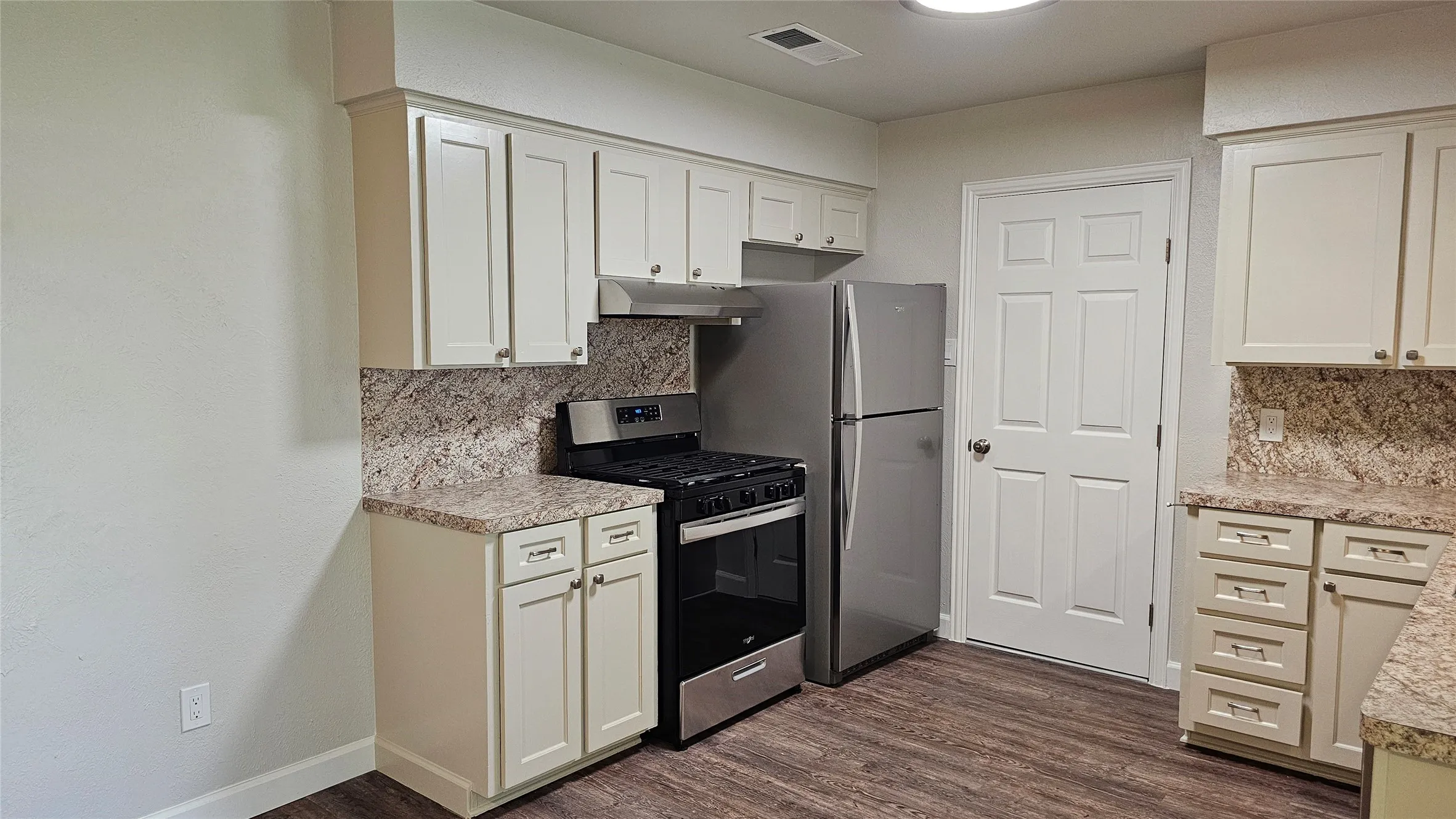 Single Family Residence For Rent in Ellis County , 102 Cherokee Court, Waxahachie, Texas 75165, 3 Bedroom, 2 Bathroom, 2 Garage spaces, 1,200 Sqft, built in 1970, mls#21276134, Real Estate Agent in Waxahachie, Homes For Rent in Ellis county, Homes For Rent in Waxahachie, Realtor in Waxahachie Texas, Real Estate Brokerage Independent Realty Texas, Luminita Cordes Realtor