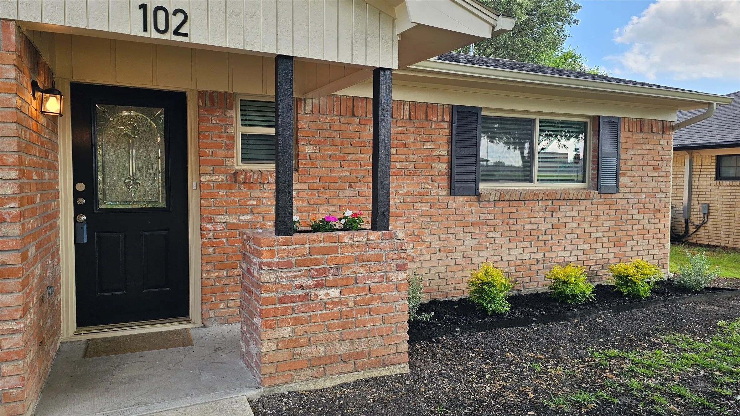 Single Family Residence For Rent in Ellis County , 102 Cherokee Court, Waxahachie, Texas 75165, 3 Bedroom, 2 Bathroom, 2 Garage spaces, 1,200 Sqft, built in 1970, mls#21276134, Real Estate Agent in Waxahachie, Homes For Rent in Ellis county, Homes For Rent in Waxahachie, Realtor in Waxahachie Texas, Real Estate Brokerage Independent Realty Texas, Luminita Cordes Realtor