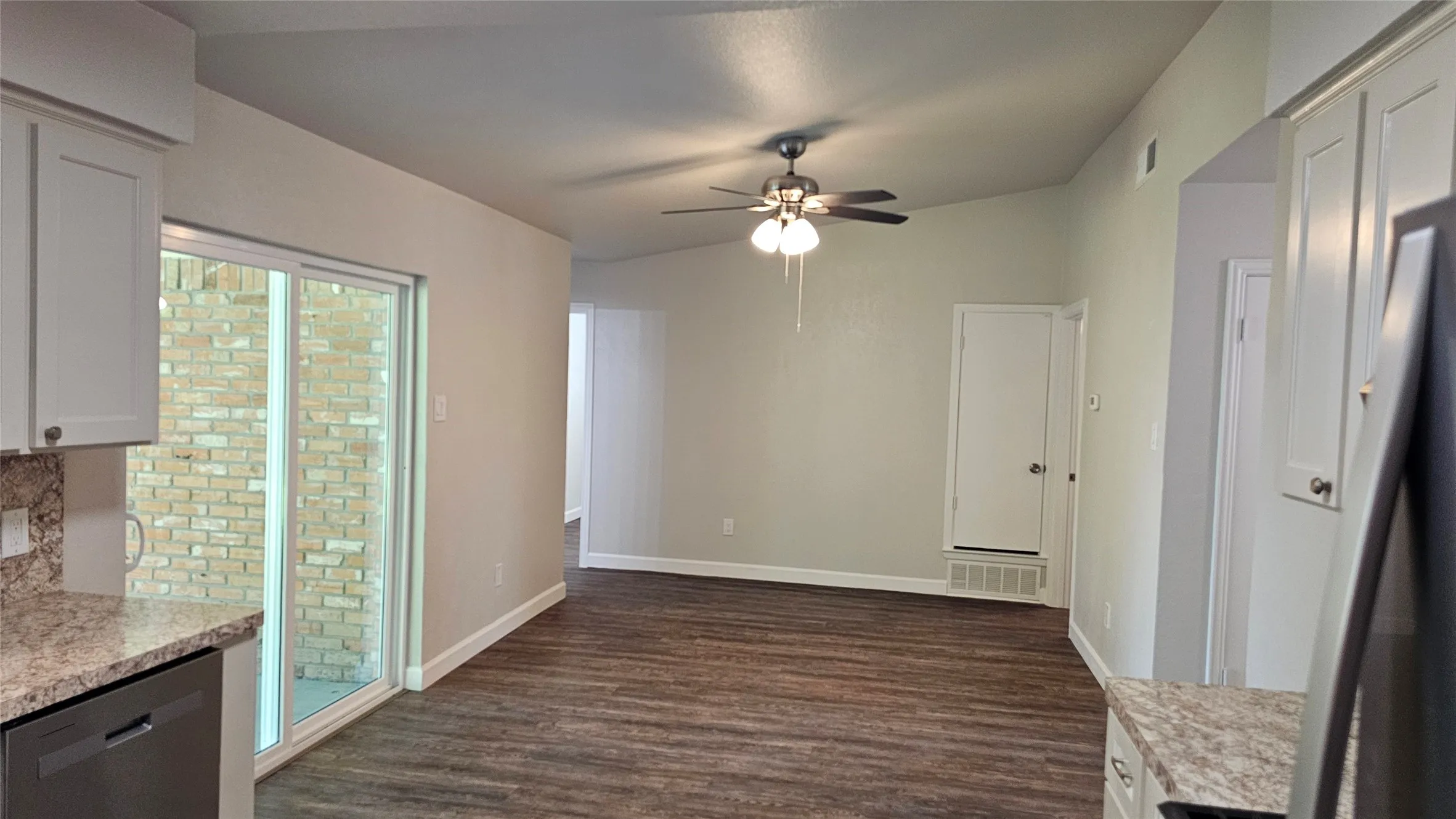 Single Family Residence For Rent in Ellis County , 102 Cherokee Court, Waxahachie, Texas 75165, 3 Bedroom, 2 Bathroom, 2 Garage spaces, 1,200 Sqft, built in 1970, mls#21276134, Real Estate Agent in Waxahachie, Homes For Rent in Ellis county, Homes For Rent in Waxahachie, Realtor in Waxahachie Texas, Real Estate Brokerage Independent Realty Texas, Luminita Cordes Realtor