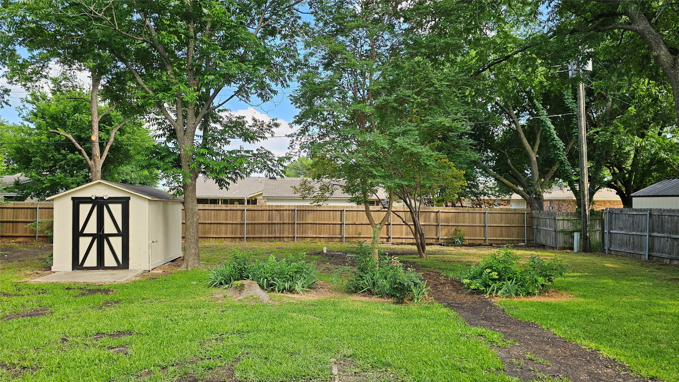 Single Family Residence For Rent in Ellis County , 102 Cherokee Court, Waxahachie, Texas 75165, 3 Bedroom, 2 Bathroom, 2 Garage spaces, 1,200 Sqft, built in 1970, mls#21276134, Real Estate Agent in Waxahachie, Homes For Rent in Ellis county, Homes For Rent in Waxahachie, Realtor in Waxahachie Texas, Real Estate Brokerage Independent Realty Texas, Luminita Cordes Realtor