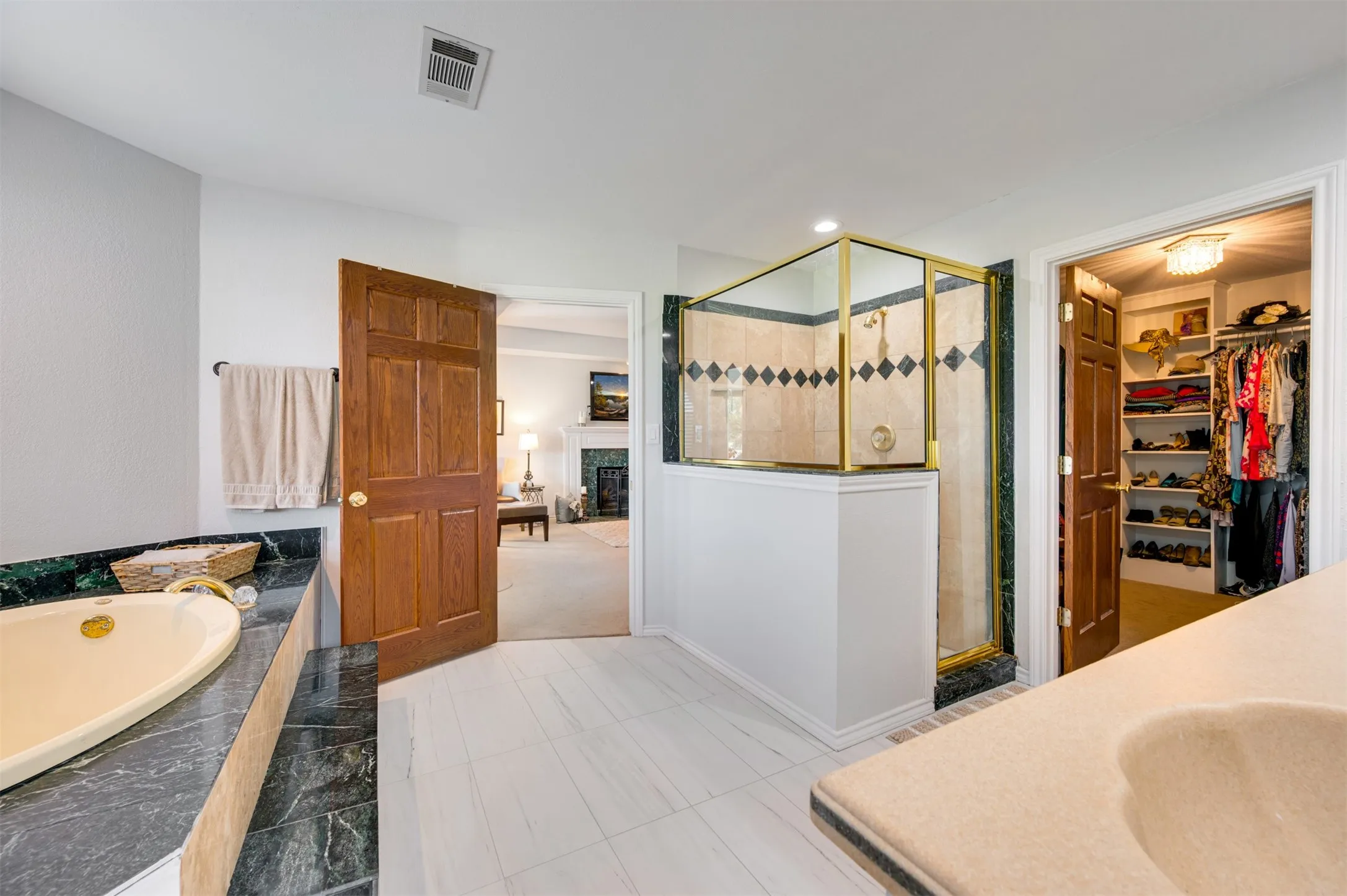 Single Family Residence For Sale in Henderson County , 2001 Rose Pointe, Athens, Texas 75752, 4 Bedrooms, 4 Bathrooms, 5 Garage spaces, 4,292 Sqft, built in 1997, Price $1,700,000, mls#21279488, Real Estate Agent in Athens, Homes For Sale in Henderson county, Homes For Sale in Athens, Realtor in Athens Texas, Real Estate Brokerage Independent Realty Texas, Luminita Cordes Realtor